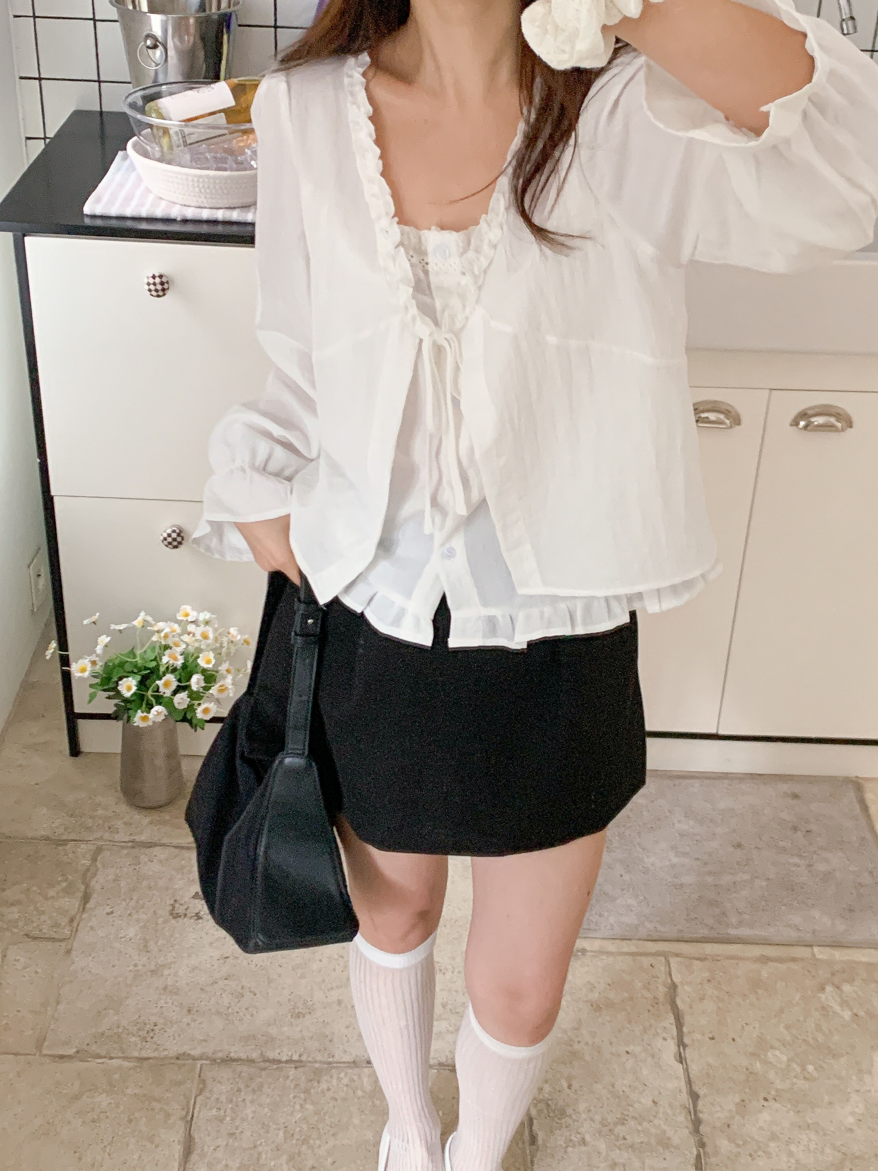 コットンボタンストラップフリルラインパフスリーブレイヤード風長袖ギャザーセミクロップドブラウス | 詳細画像17