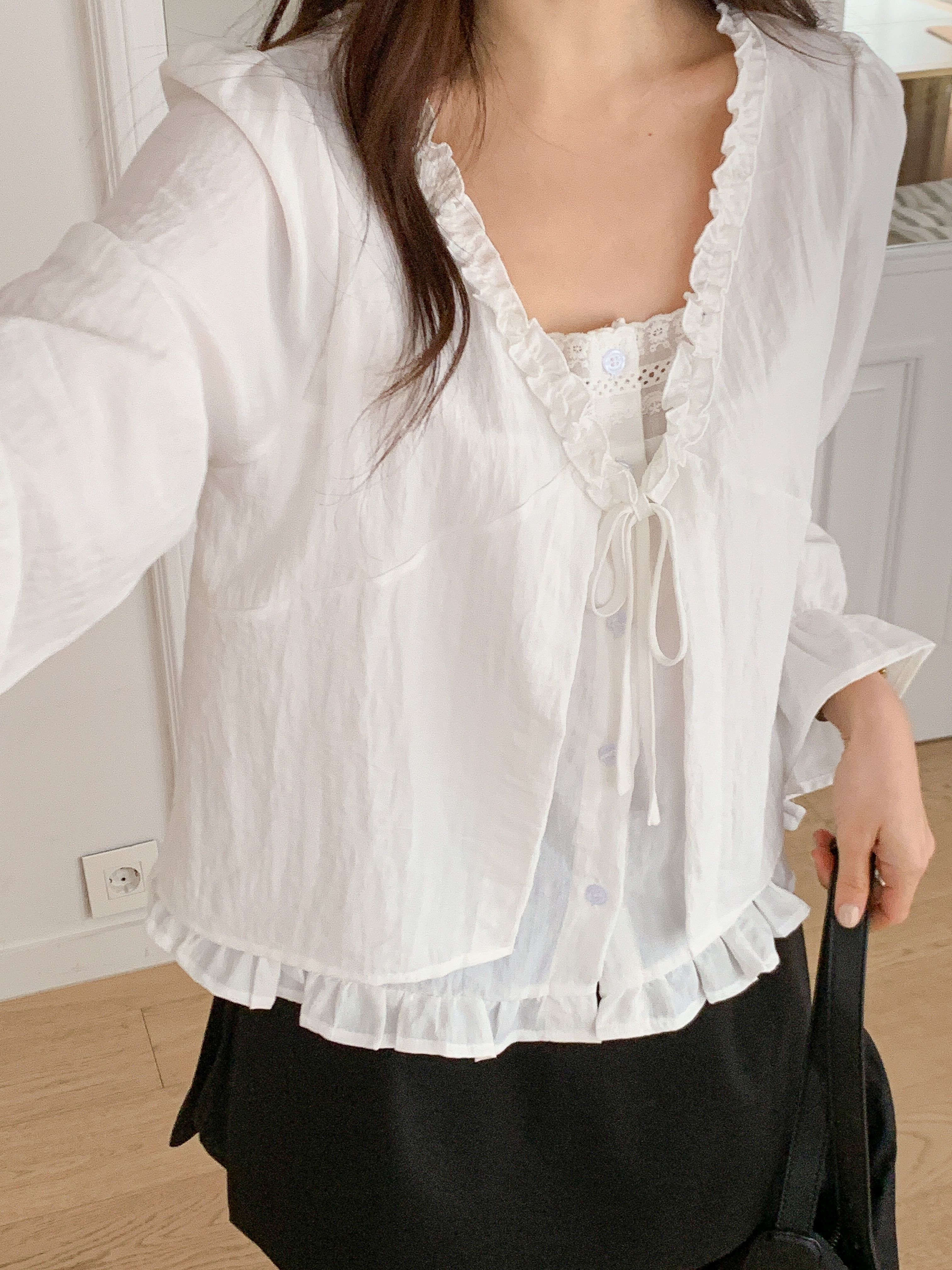 コットンボタンストラップフリルラインパフスリーブレイヤード風長袖ギャザーセミクロップドブラウス | 詳細画像18