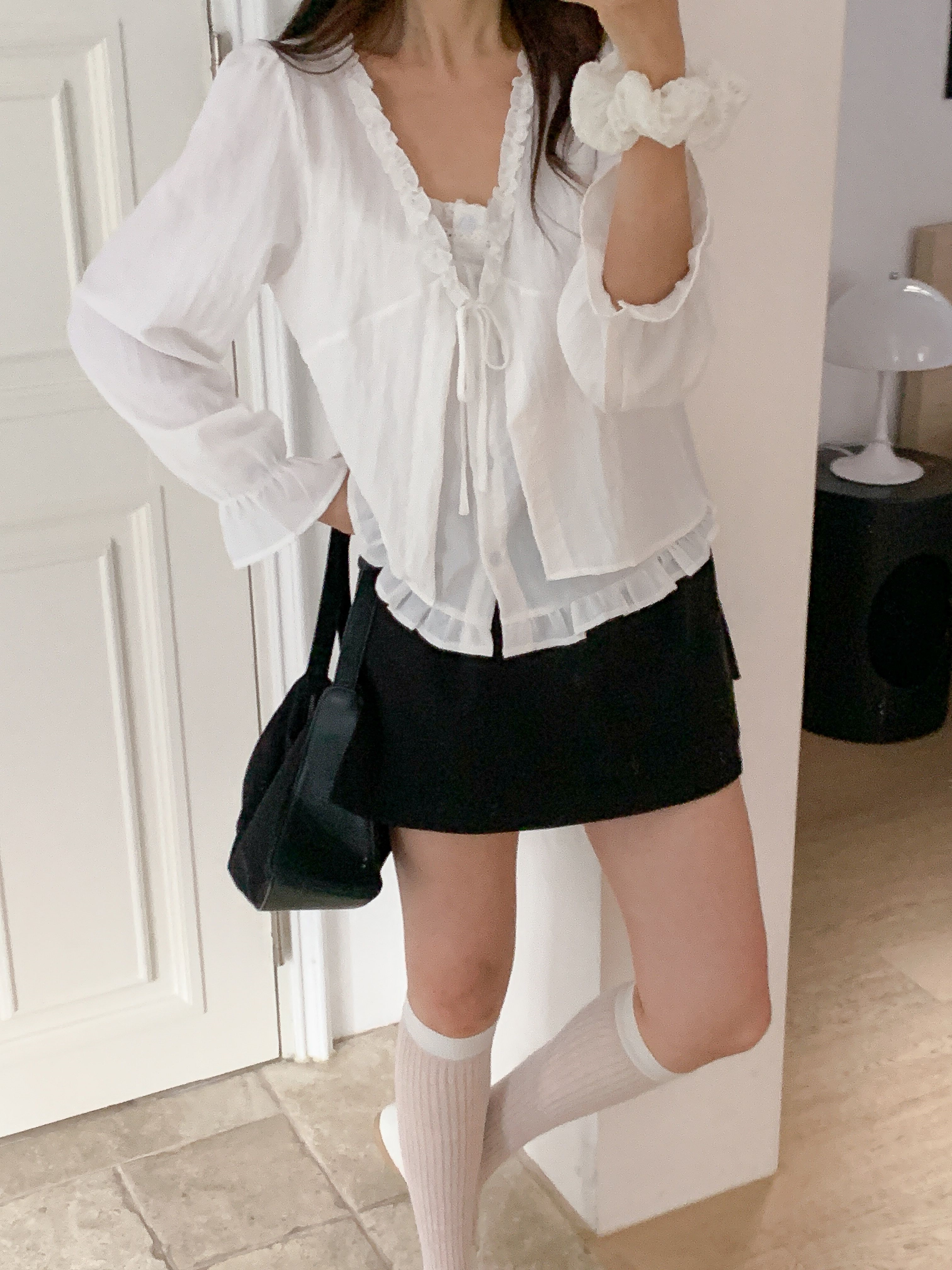 コットンボタンストラップフリルラインパフスリーブレイヤード風長袖ギャザーセミクロップドブラウス | 詳細画像19