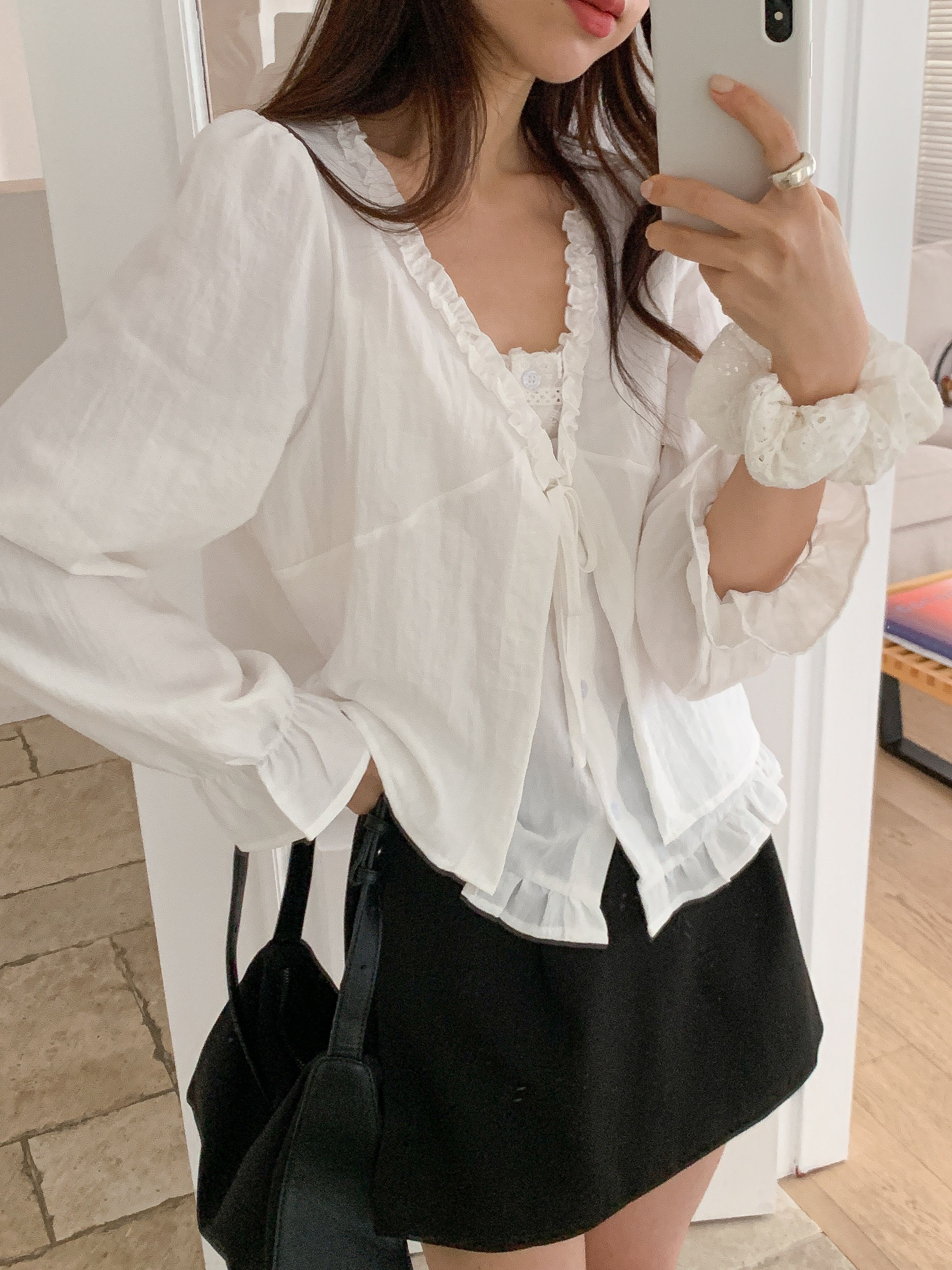 コットンボタンストラップフリルラインパフスリーブレイヤード風長袖ギャザーセミクロップドブラウス | 詳細画像20