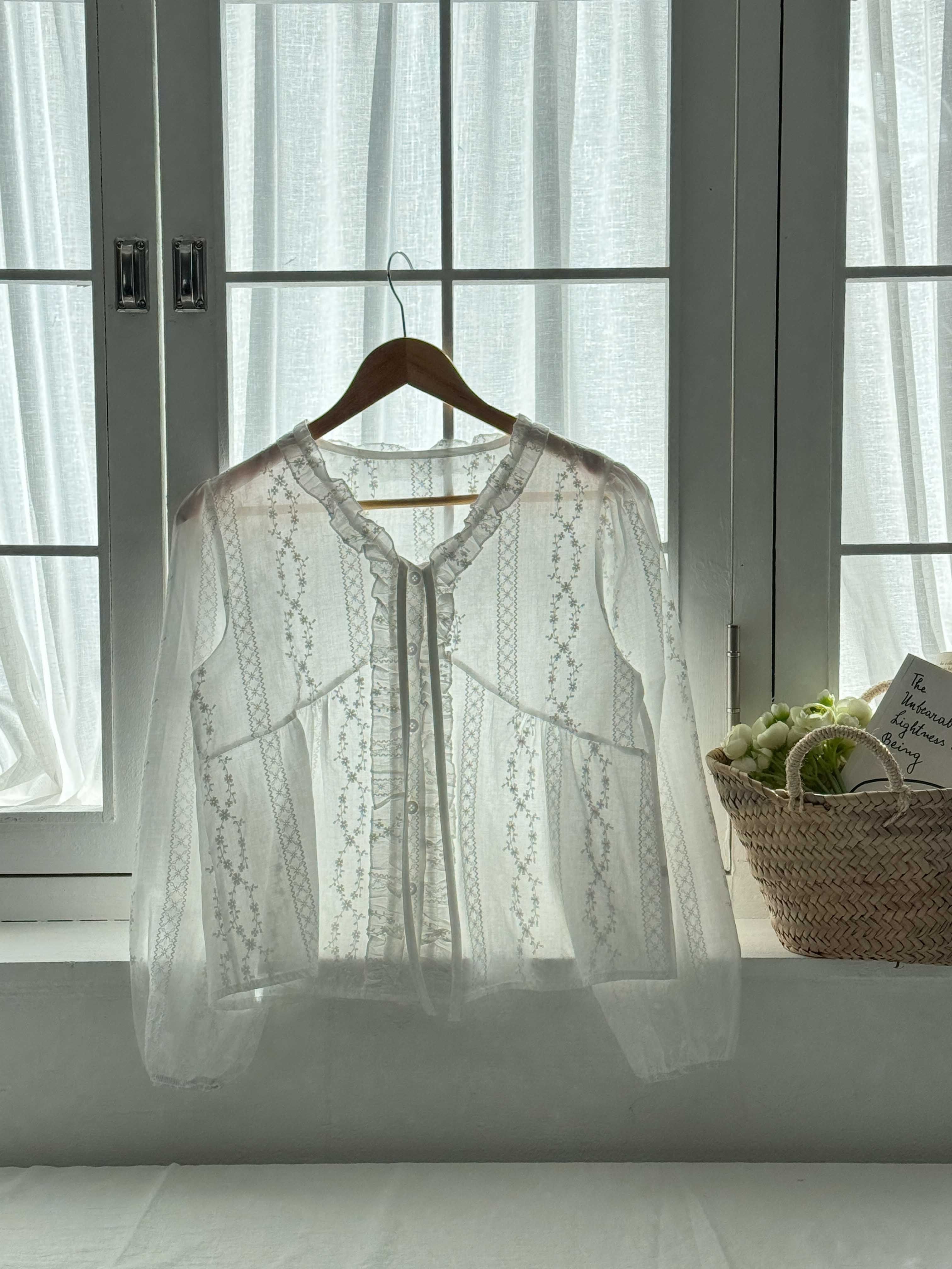 コットンストラップフリルパフスリーブルーズ長袖ギャザーフリル ネックブラウス | 詳細画像21