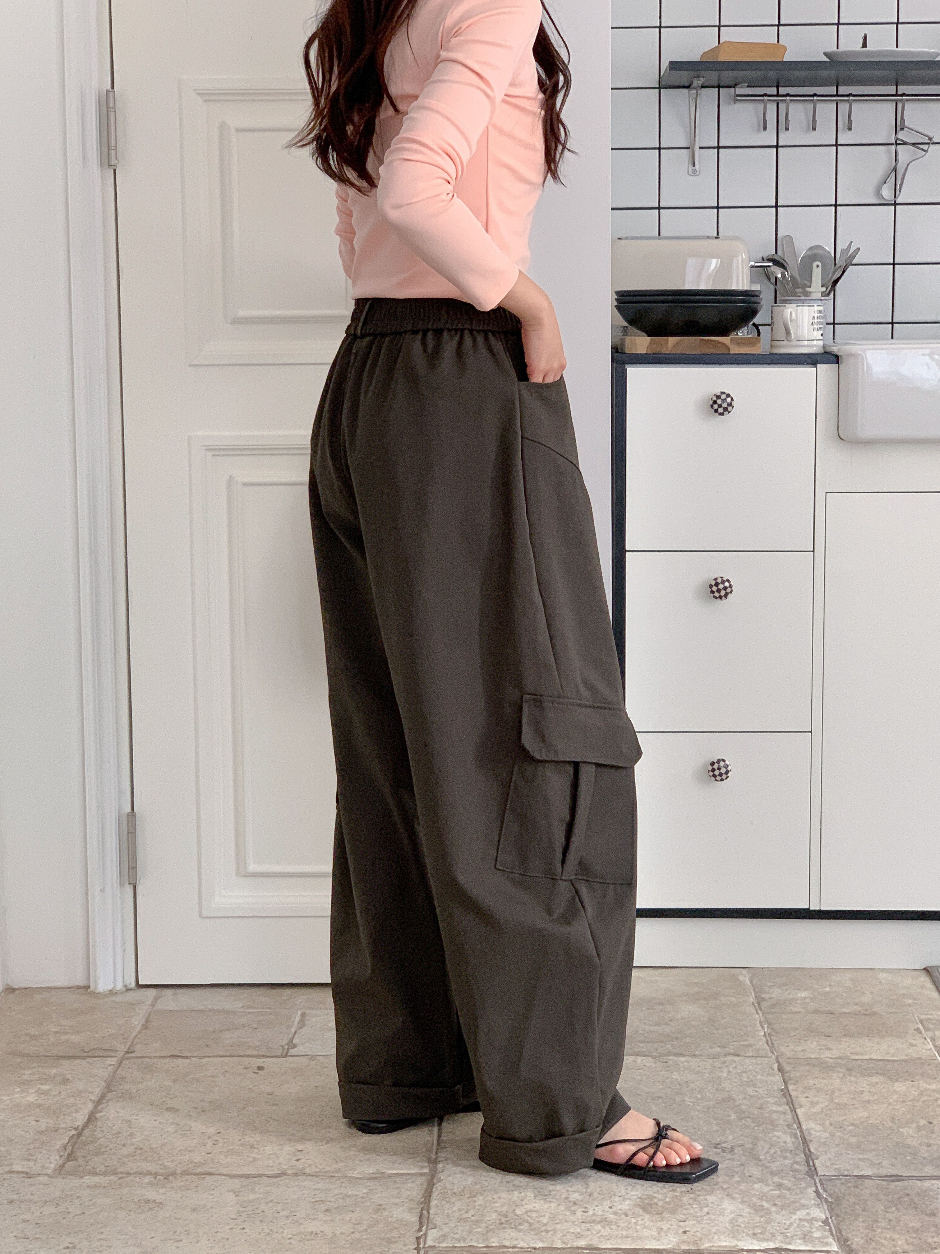 シャーリングポケットラインウエストゴムカーゴロング無地パンツ | 詳細画像16