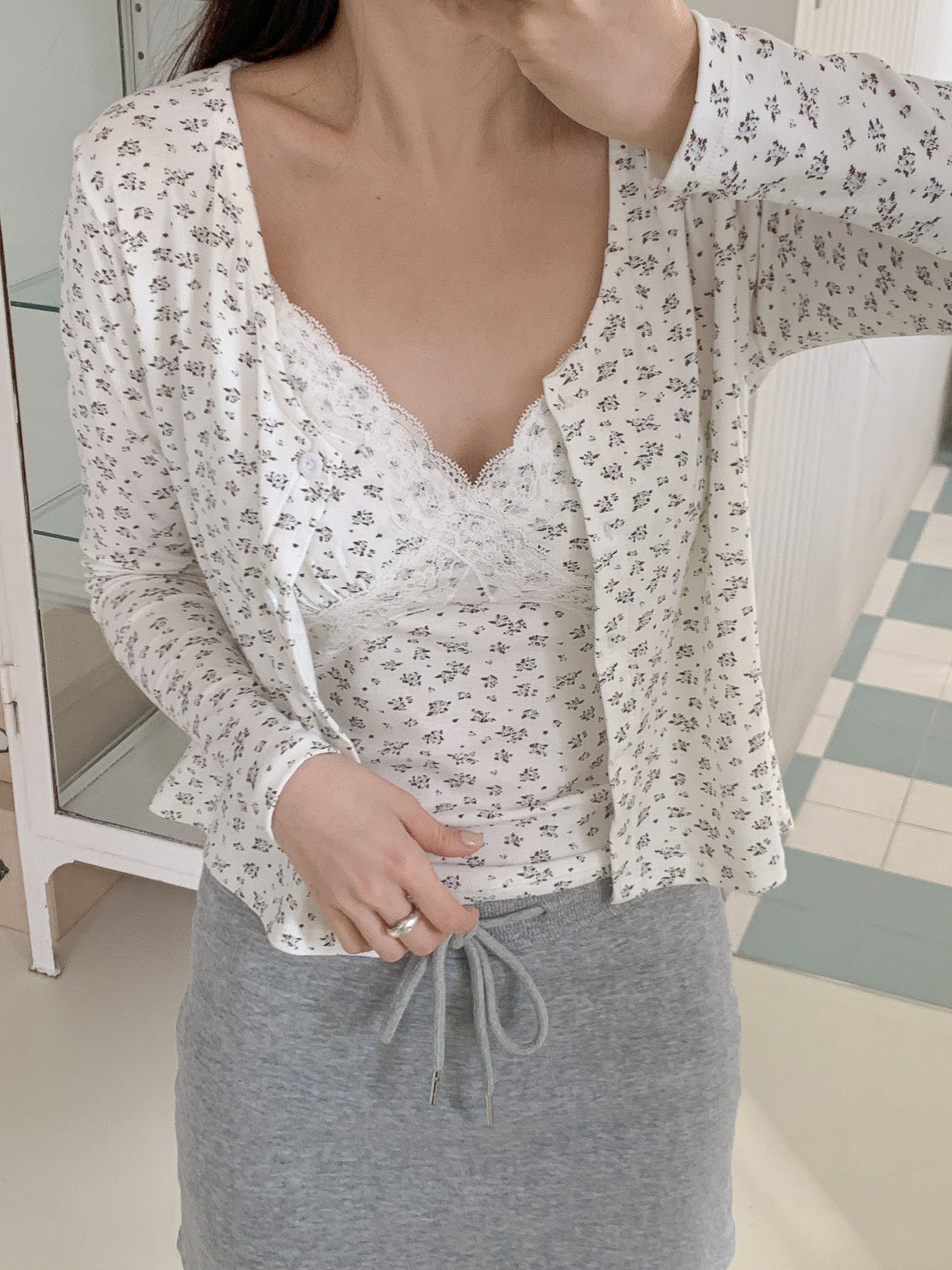 レースコンビボタンラウンドネックスリムセミクロップド小花柄カーディガンキャミソールアンサンブル | 詳細画像3