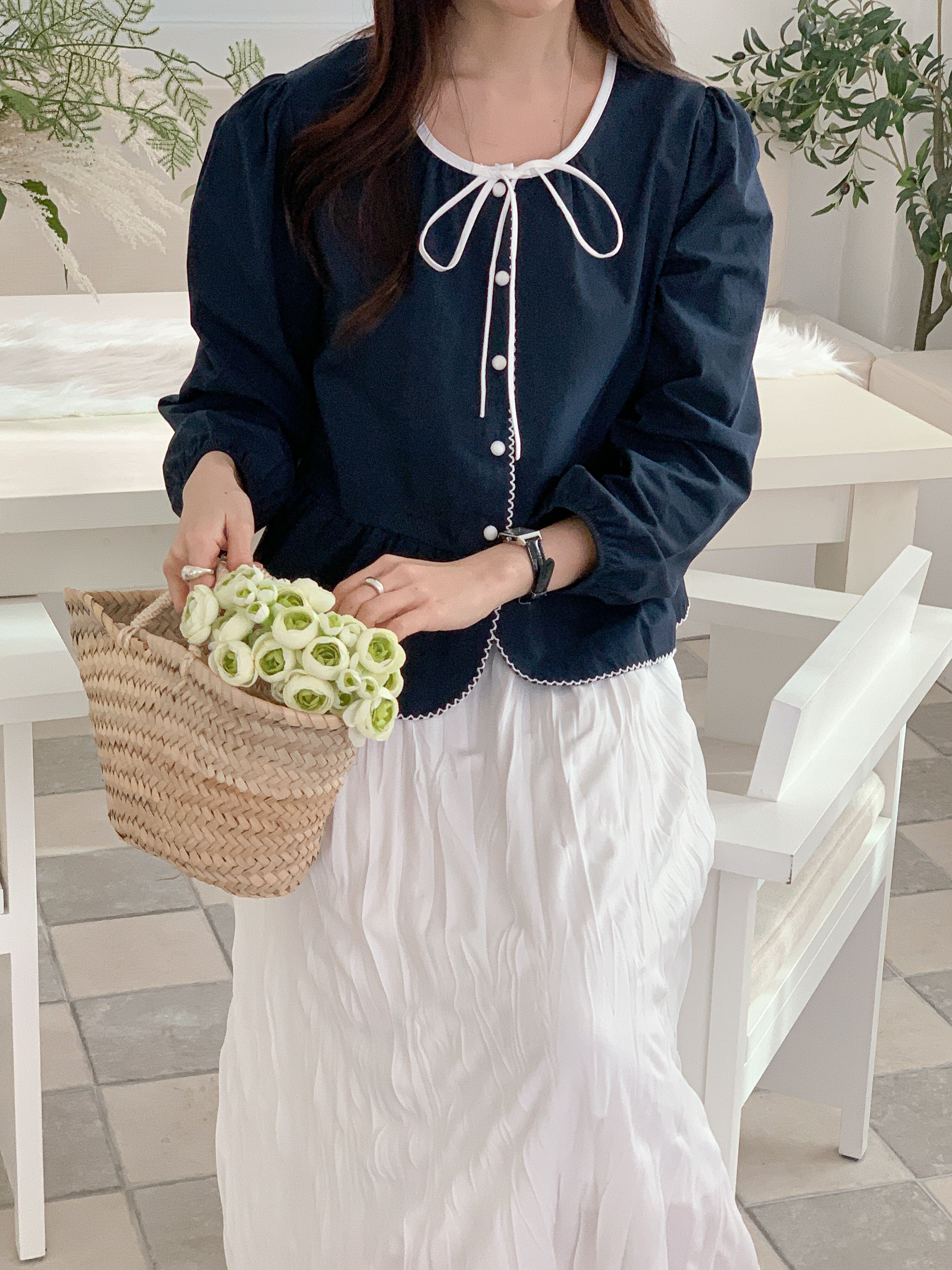 コットンストラップラウンドネックパフスリーブギャザーくるみボタン配色ラインブラウス | 詳細画像2