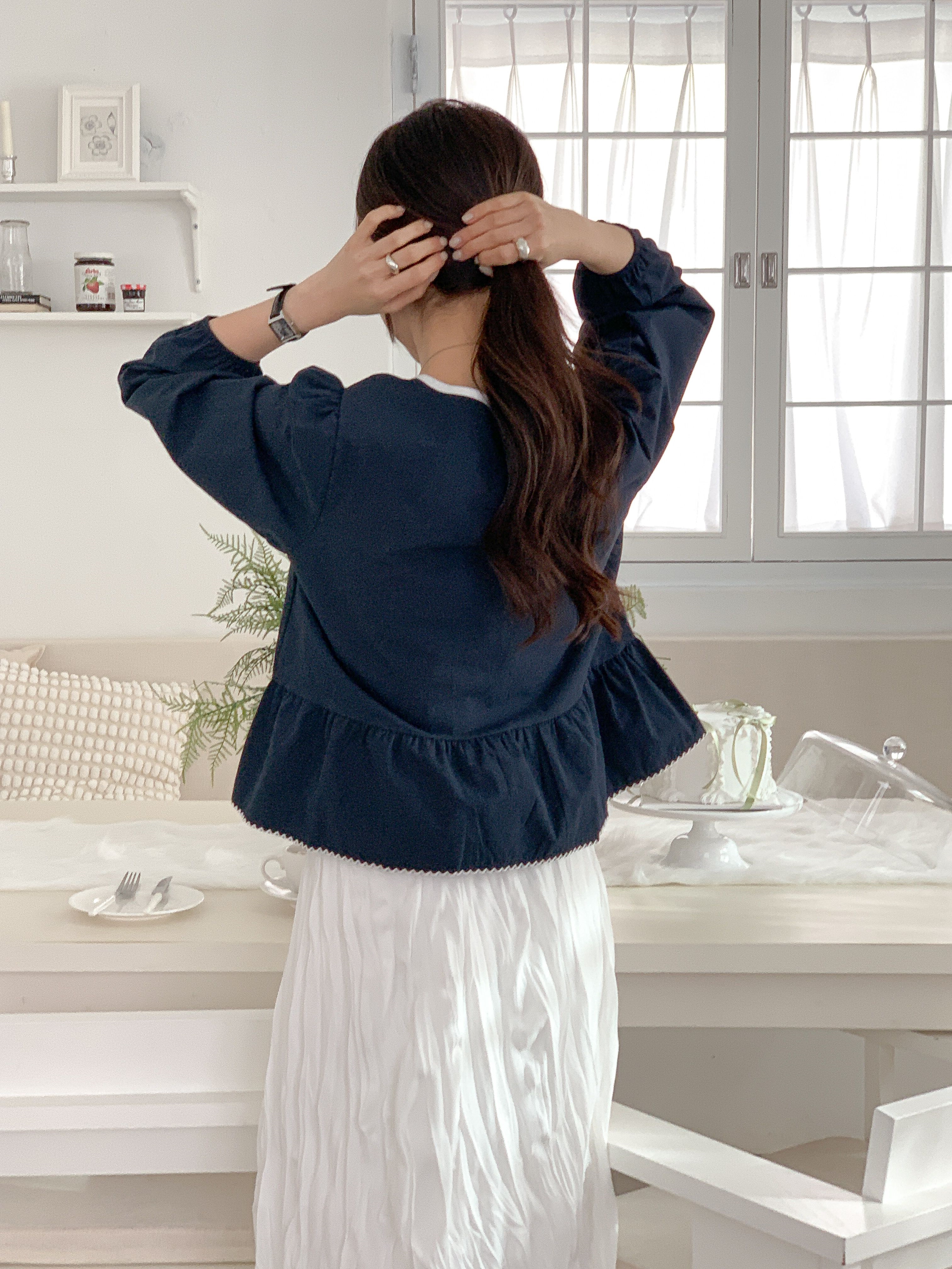 コットンストラップラウンドネックパフスリーブギャザーくるみボタン配色ラインブラウス | 詳細画像3