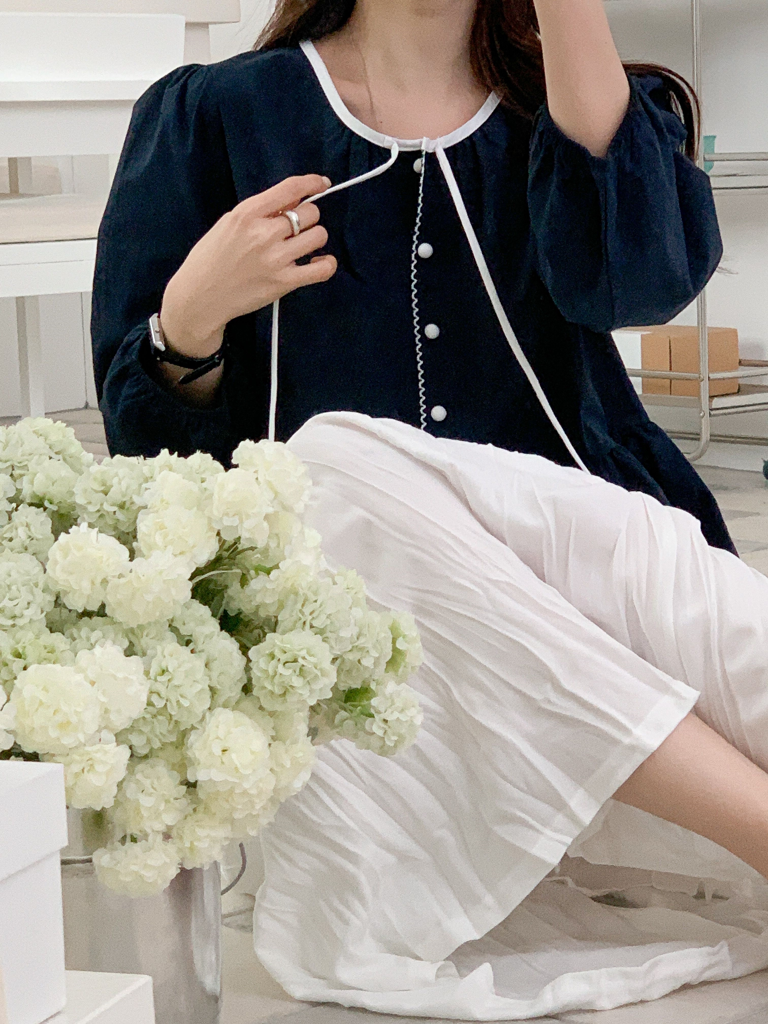 コットンストラップラウンドネックパフスリーブギャザーくるみボタン配色ラインブラウス | 詳細画像4