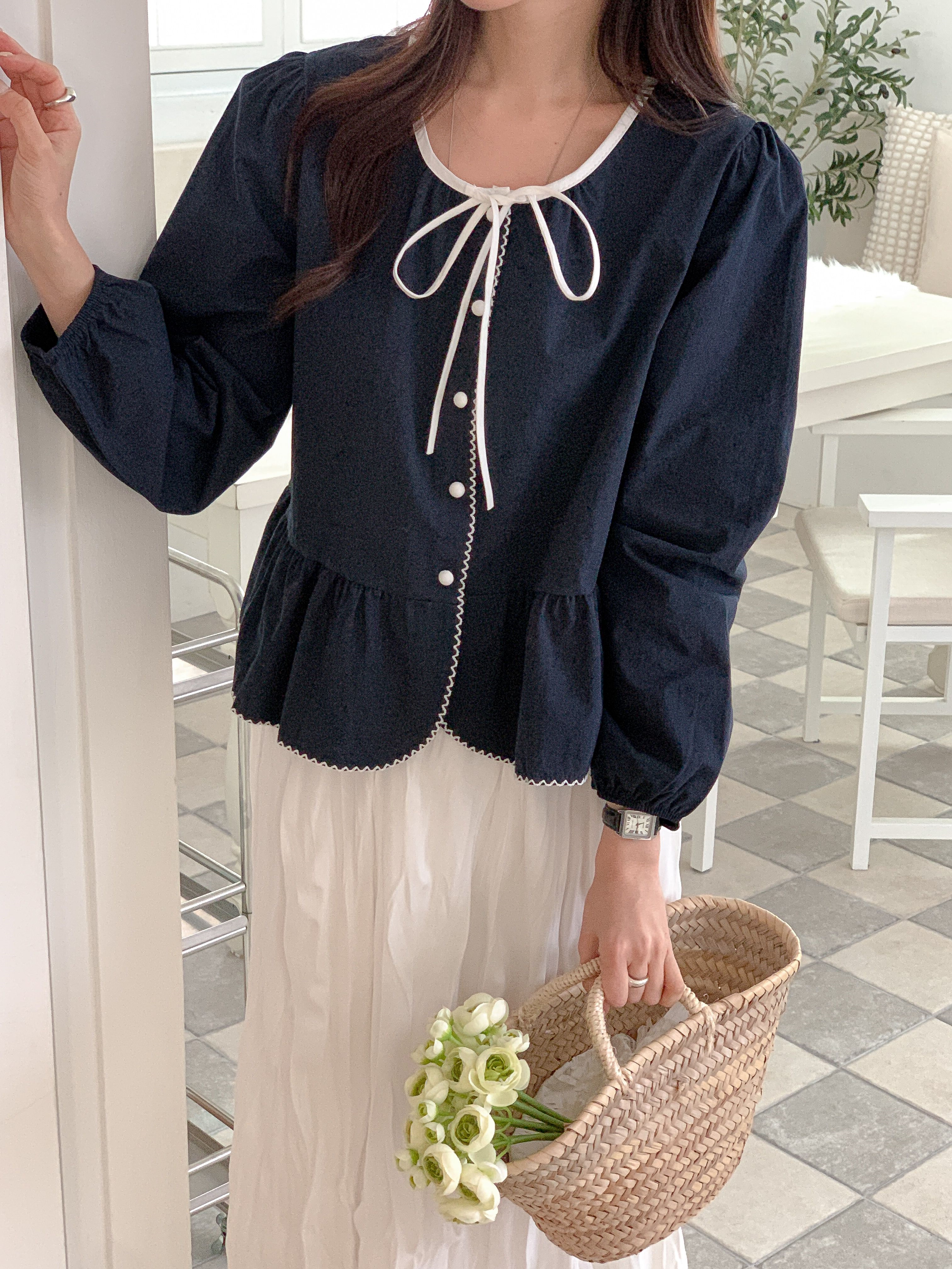 コットンストラップラウンドネックパフスリーブギャザーくるみボタン配色ラインブラウス | 詳細画像5