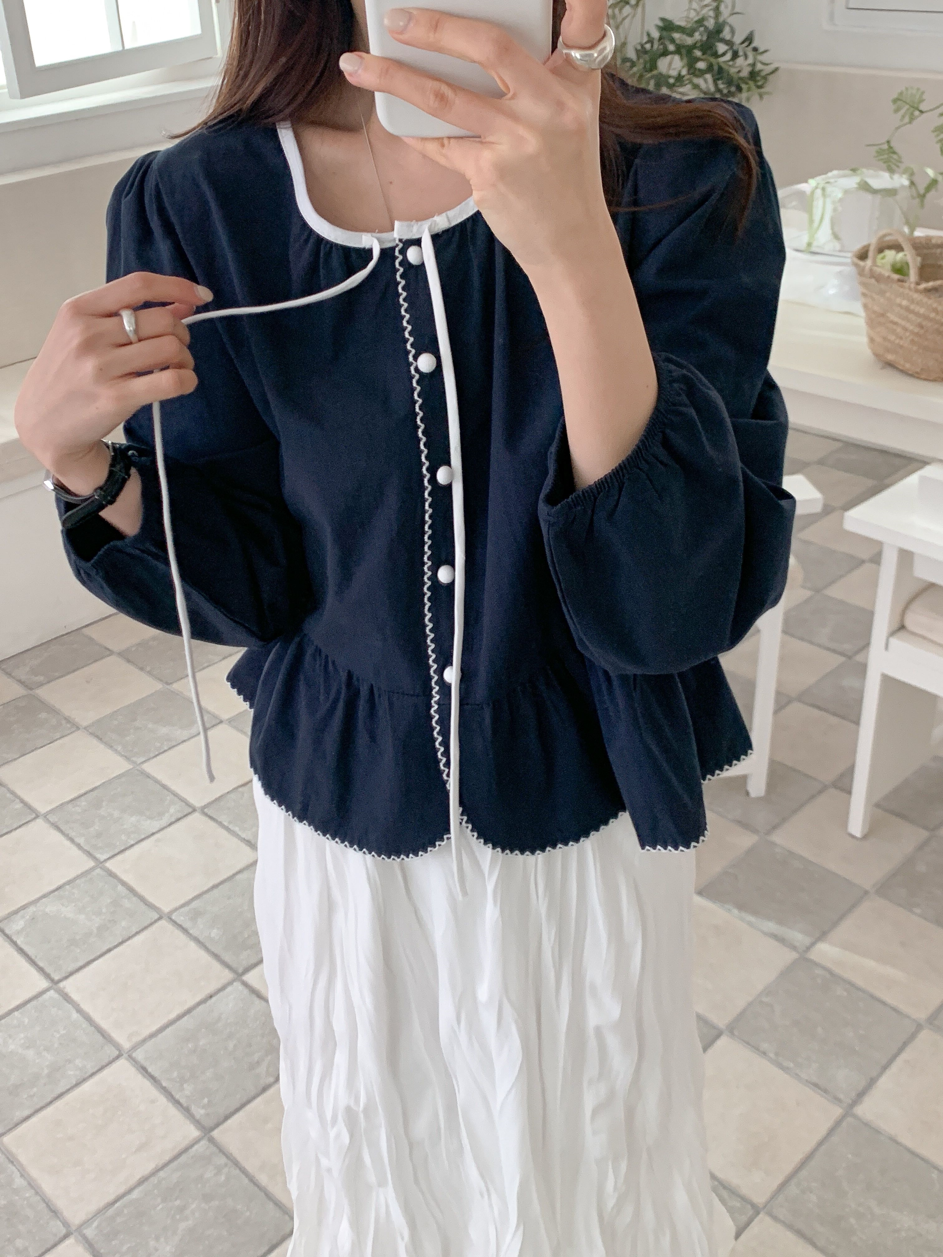 コットンストラップラウンドネックパフスリーブギャザーくるみボタン配色ラインブラウス | 詳細画像7