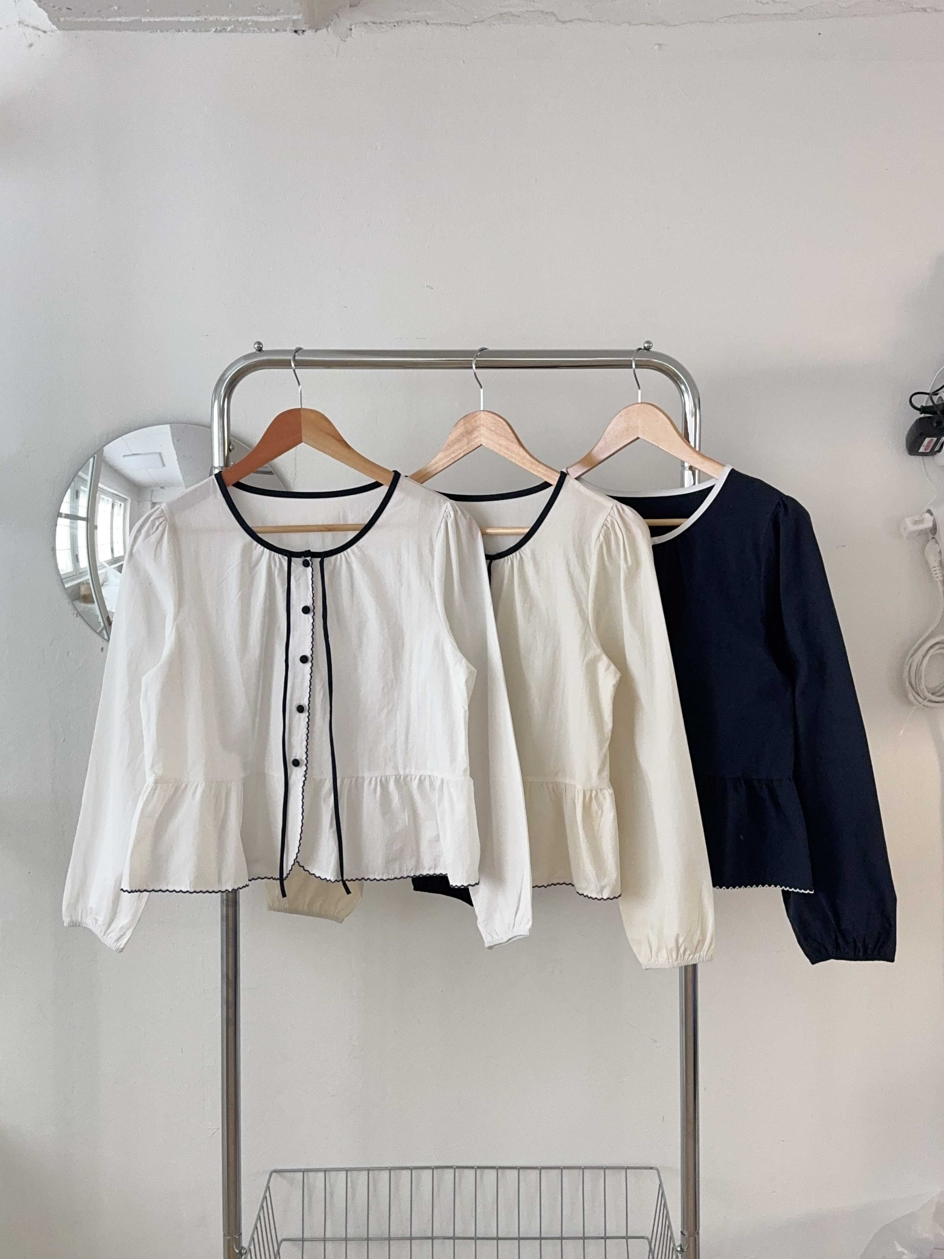 コットンストラップラウンドネックパフスリーブギャザーくるみボタン配色ラインブラウス | 詳細画像21