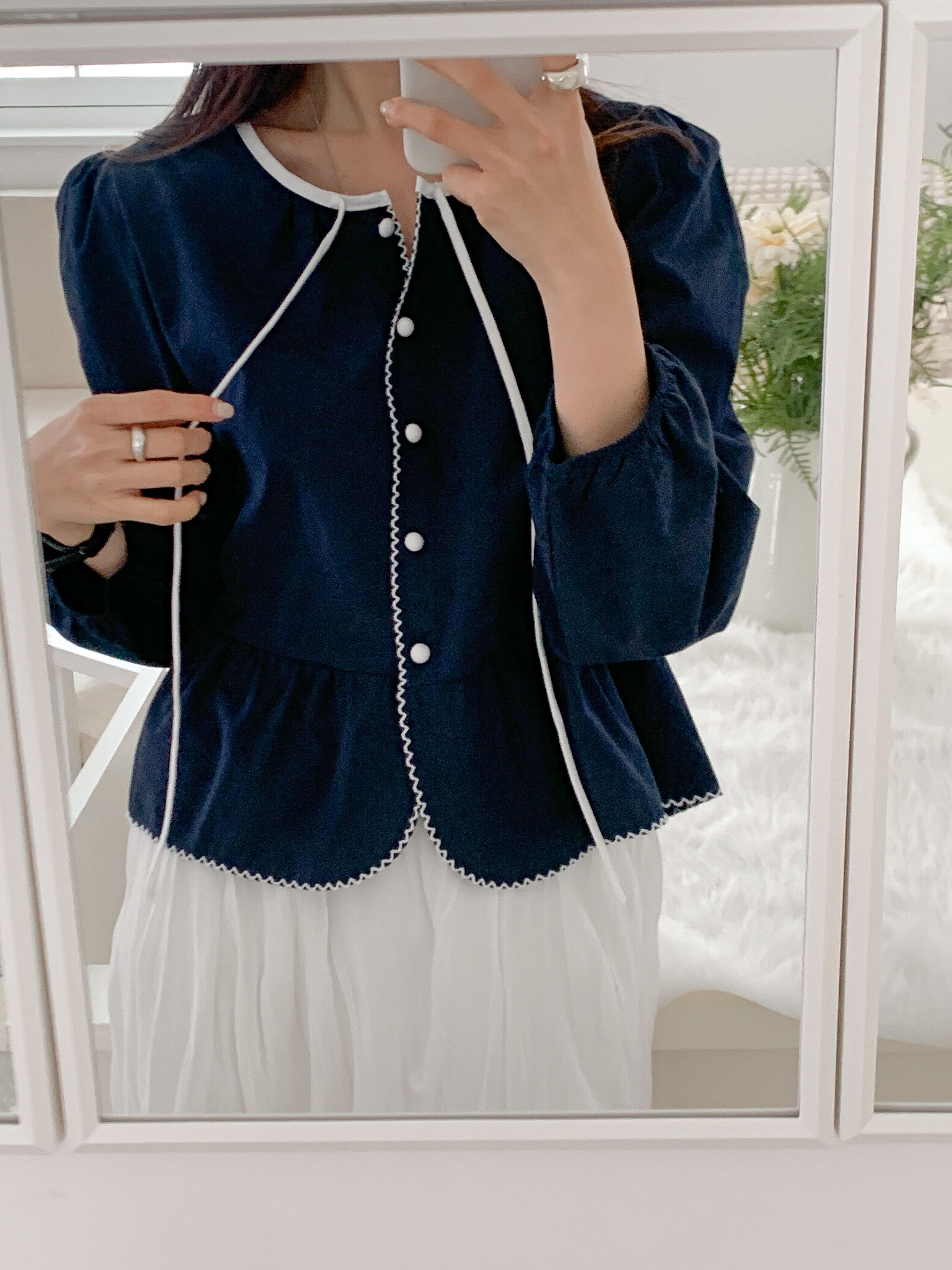 コットンストラップラウンドネックパフスリーブギャザーくるみボタン配色ラインブラウス | 詳細画像11