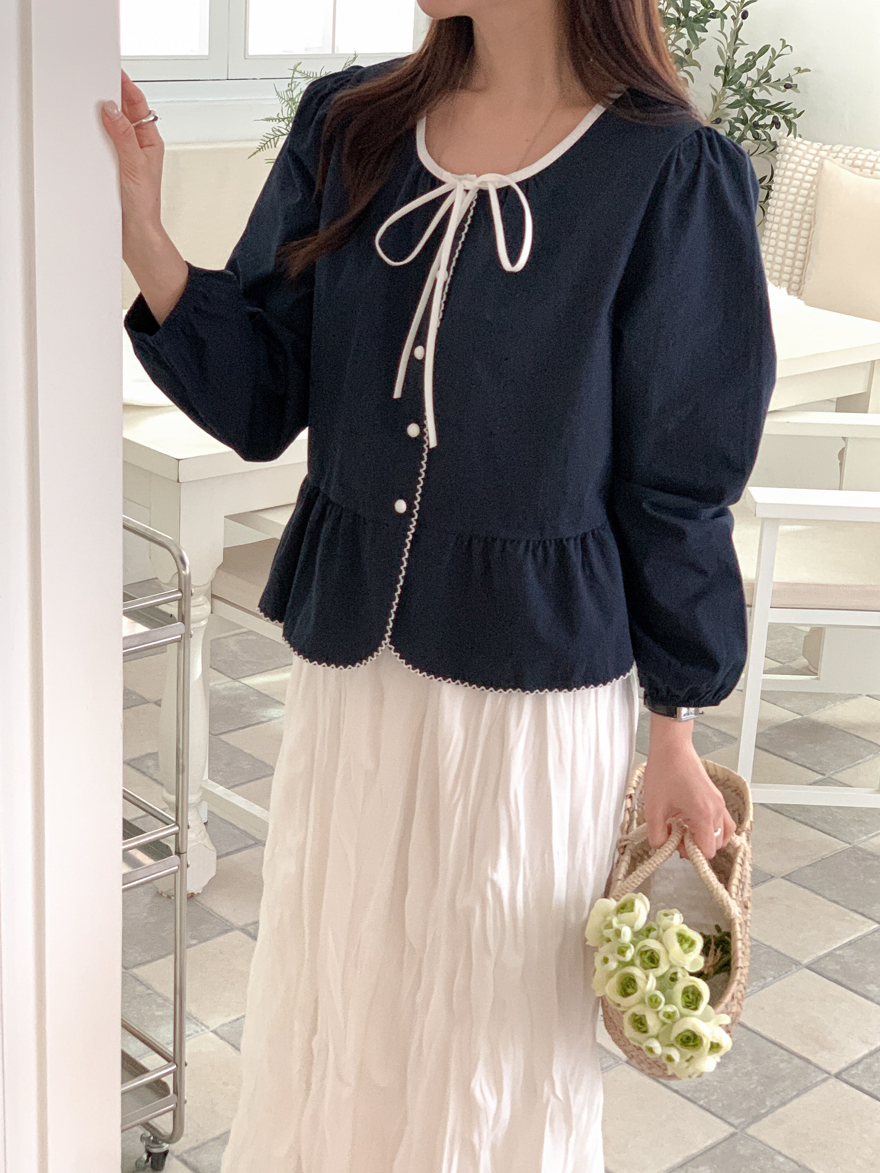 コットンストラップラウンドネックパフスリーブギャザーくるみボタン配色ラインブラウス | 詳細画像12