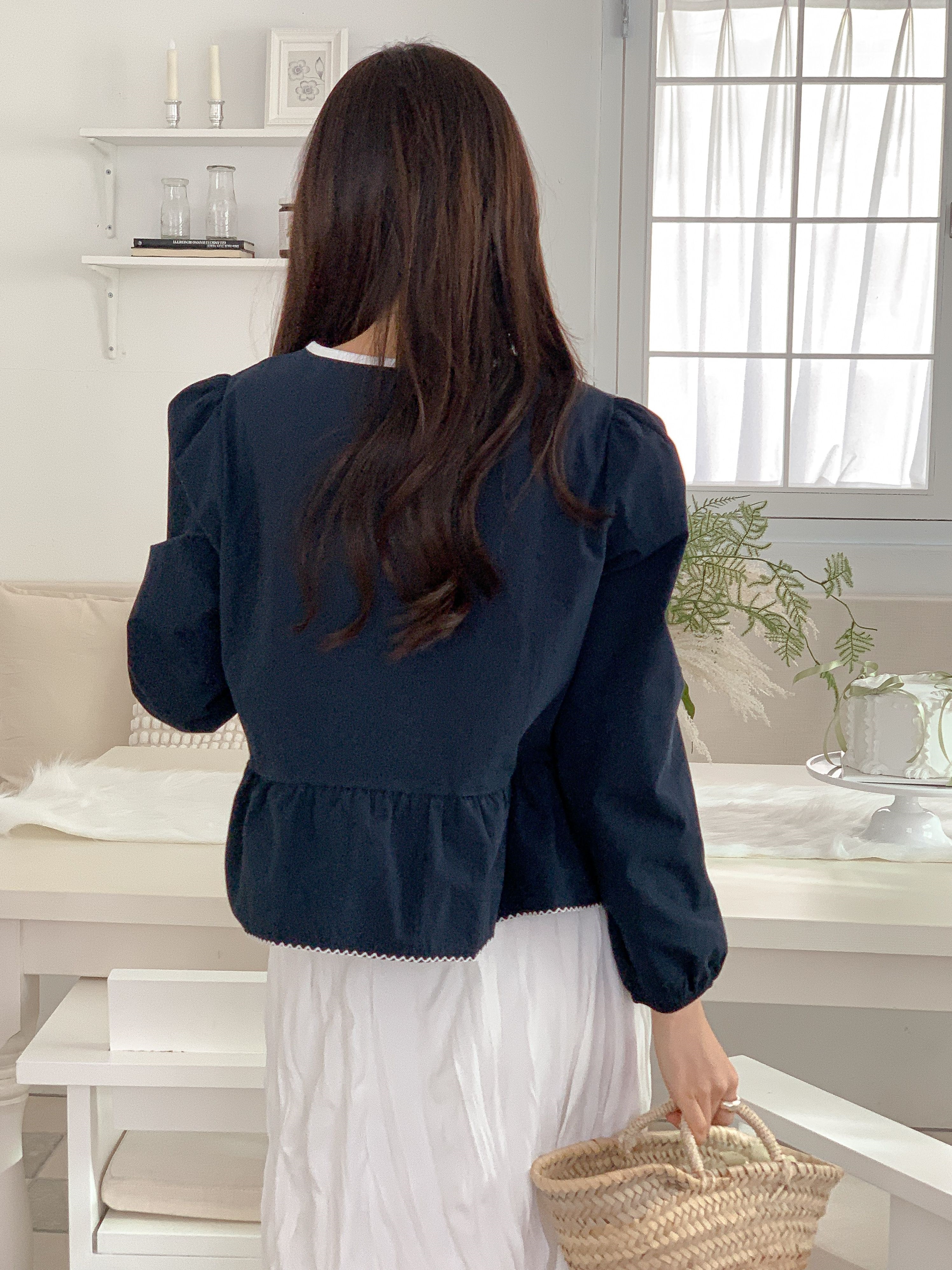 コットンストラップラウンドネックパフスリーブギャザーくるみボタン配色ラインブラウス | 詳細画像14