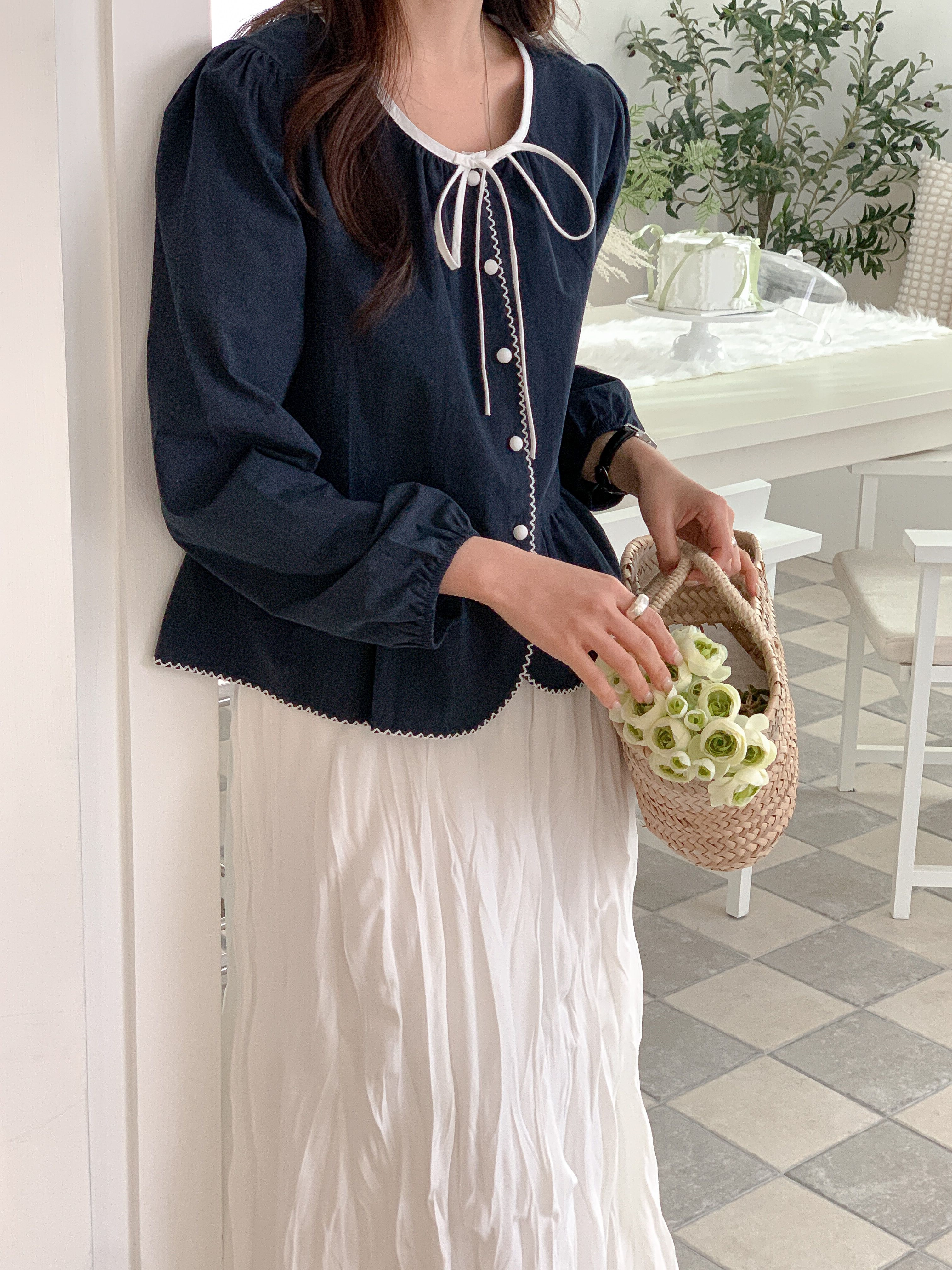 コットンストラップラウンドネックパフスリーブギャザーくるみボタン配色ラインブラウス | 詳細画像15