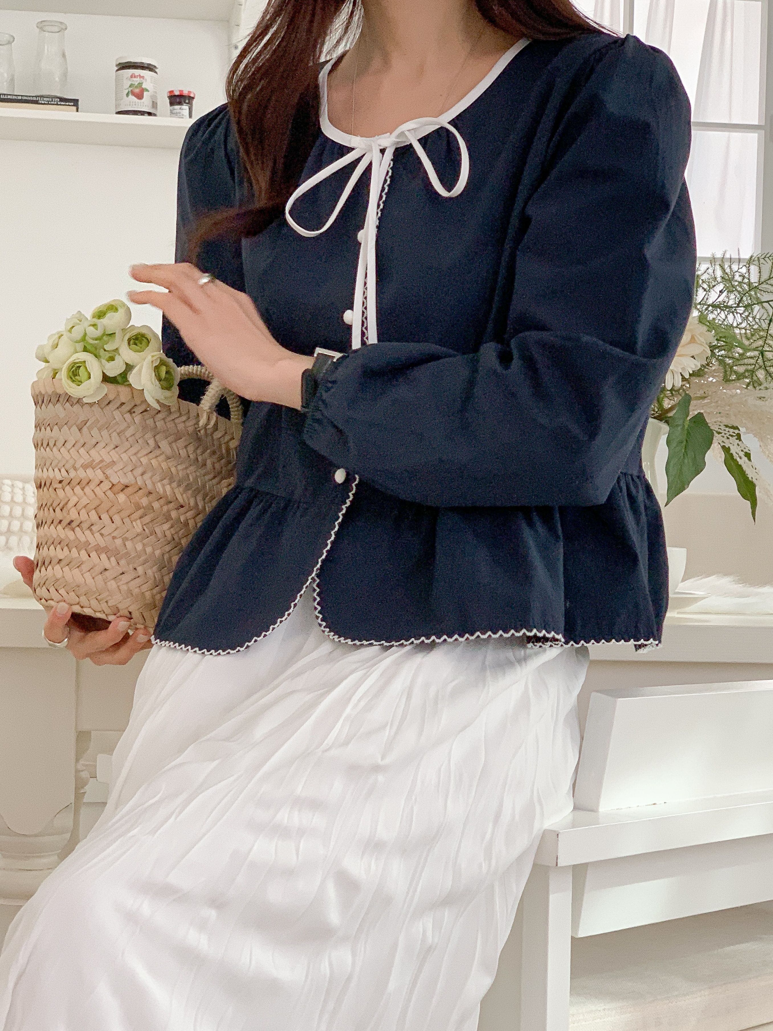 コットンストラップラウンドネックパフスリーブギャザーくるみボタン配色ラインブラウス | 詳細画像20