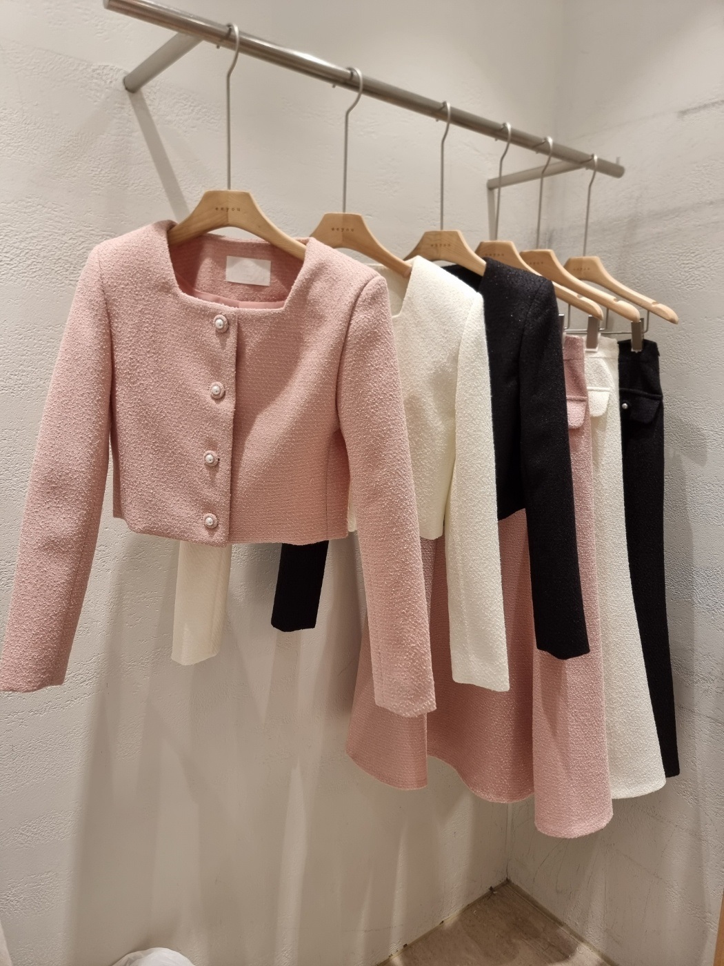 スクエアネック肩パッドラインクロップドロング長袖ビジューボタンフレアAライン無地ツーピース(トップス、ボトムス)スカートジャケット | 詳細画像21