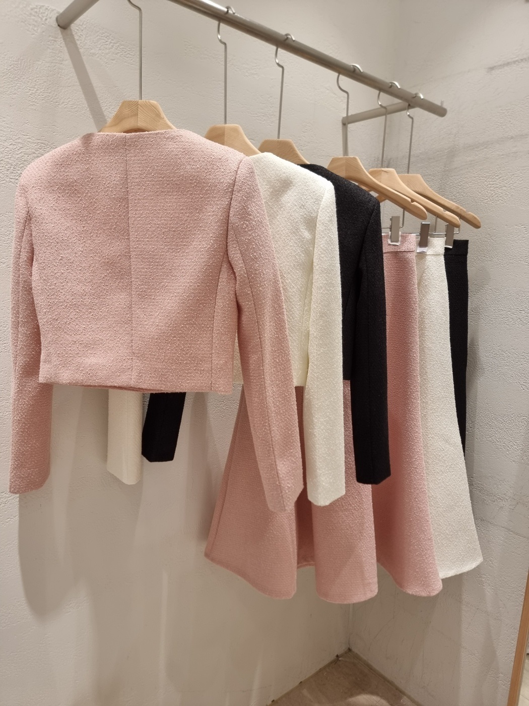 スクエアネック肩パッドラインクロップドロング長袖ビジューボタンフレアAライン無地ツーピース(トップス、ボトムス)スカートジャケット | 詳細画像23