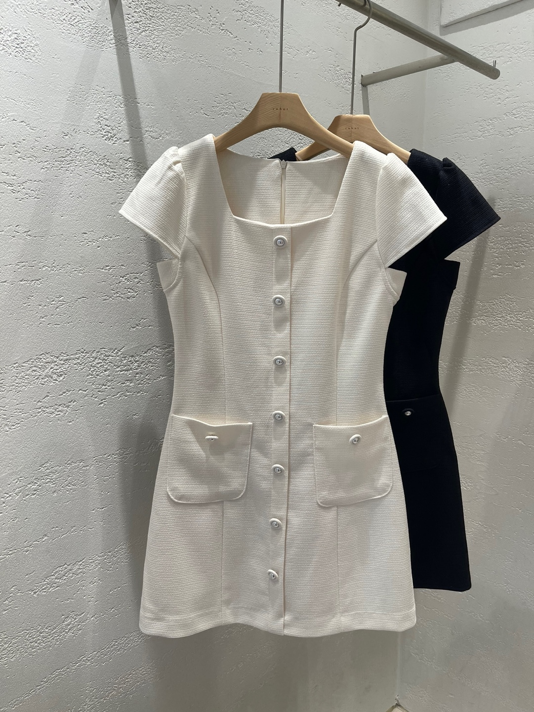 スクエアネックラインパフスリーブフレンチスリーブ半袖ツーポケットフェイクボタンミニワンピース | 詳細画像21