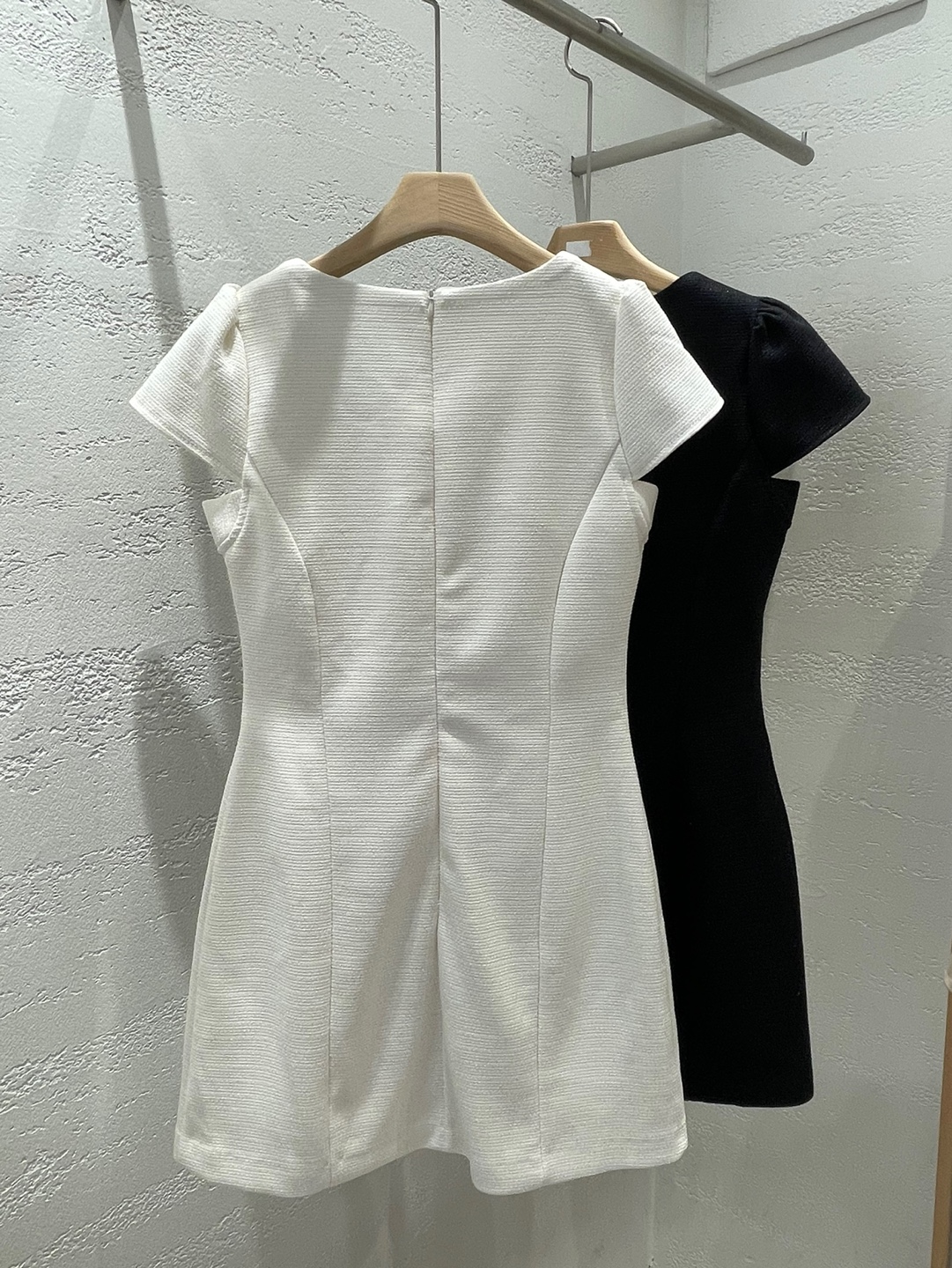 スクエアネックラインパフスリーブフレンチスリーブ半袖ツーポケットフェイクボタンミニワンピース | 詳細画像24