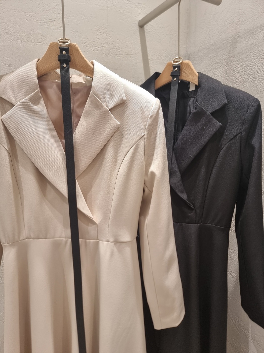 肩パッドオープンカラーラインラップ調ロング長袖フレアAライン無地ワンピースベルト付 | 詳細画像22