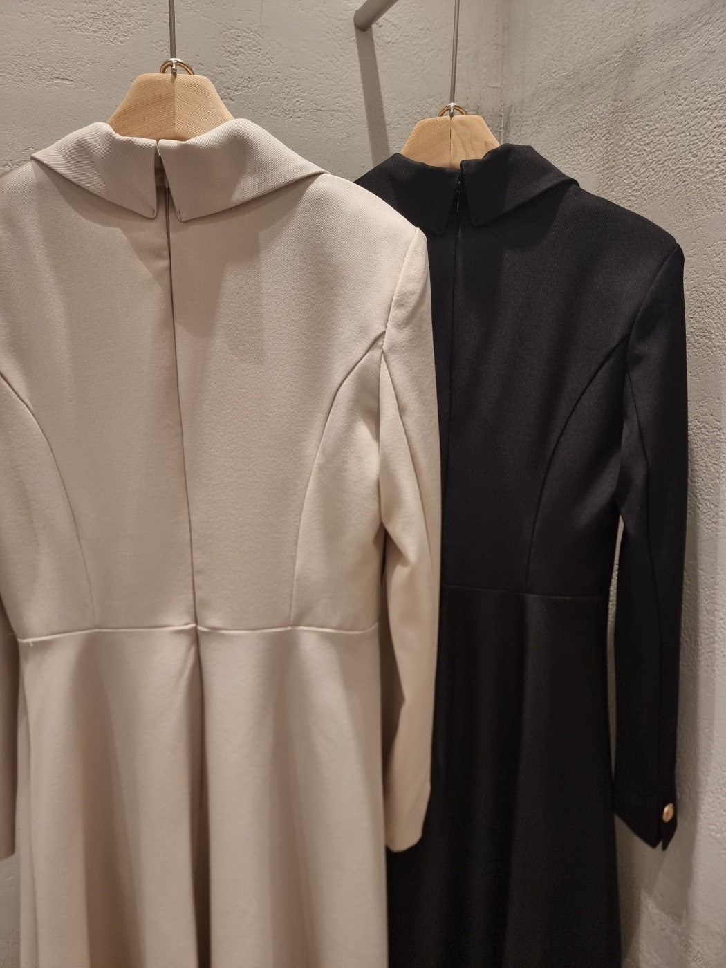 肩パッドオープンカラーラインラップ調ロング長袖フレアAライン無地ワンピースベルト付 | 詳細画像24