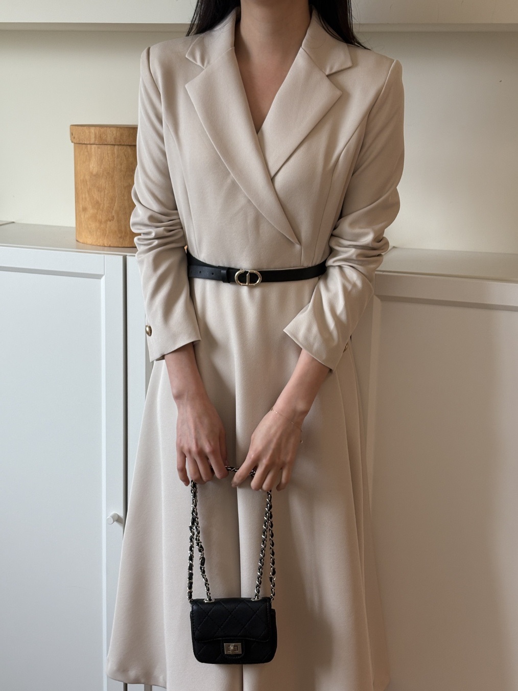 肩パッドオープンカラーラインラップ調ロング長袖フレアAライン無地ワンピースベルト付 | 詳細画像3