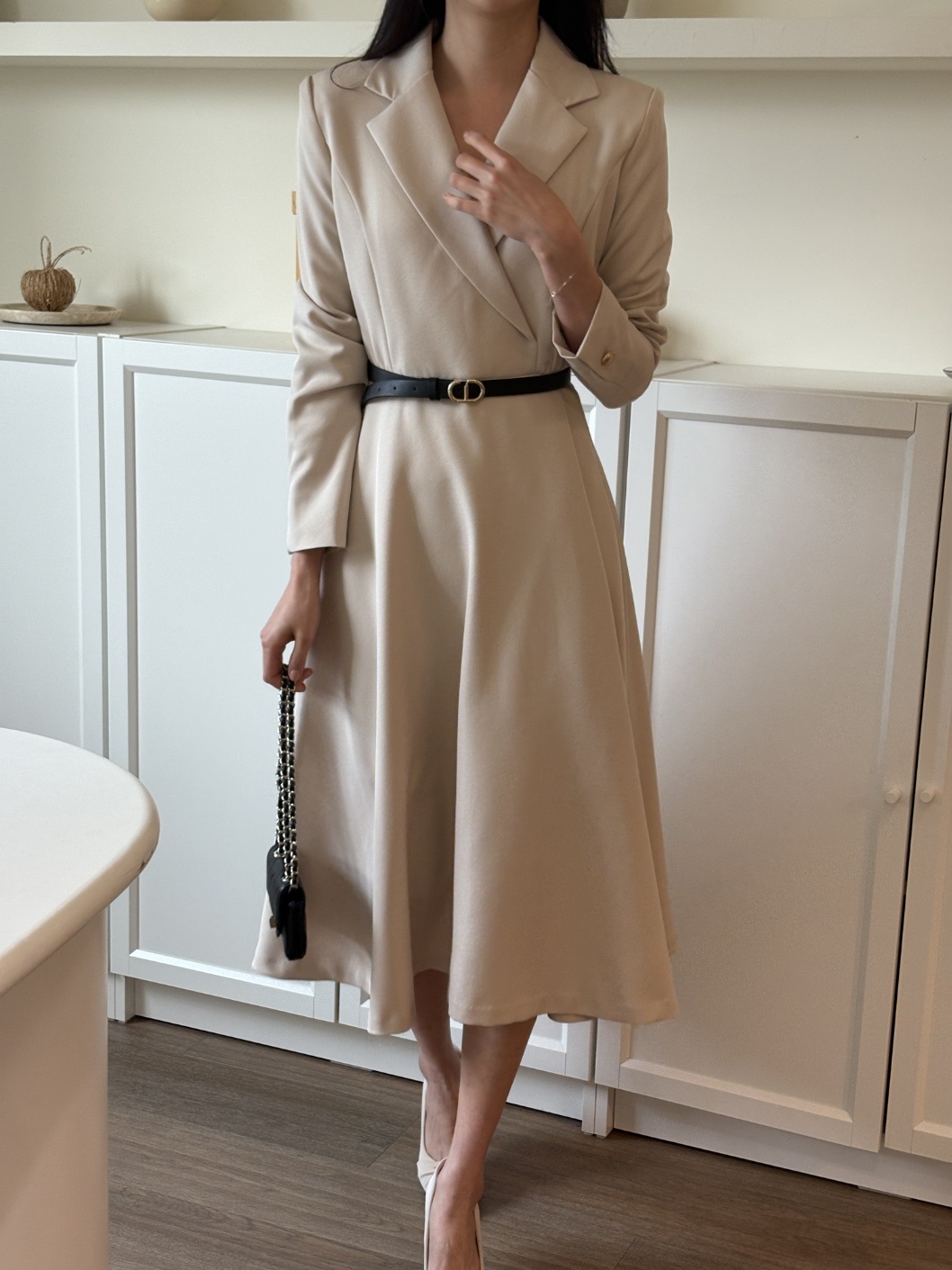 肩パッドオープンカラーラインラップ調ロング長袖フレアAライン無地ワンピースベルト付 | 詳細画像4