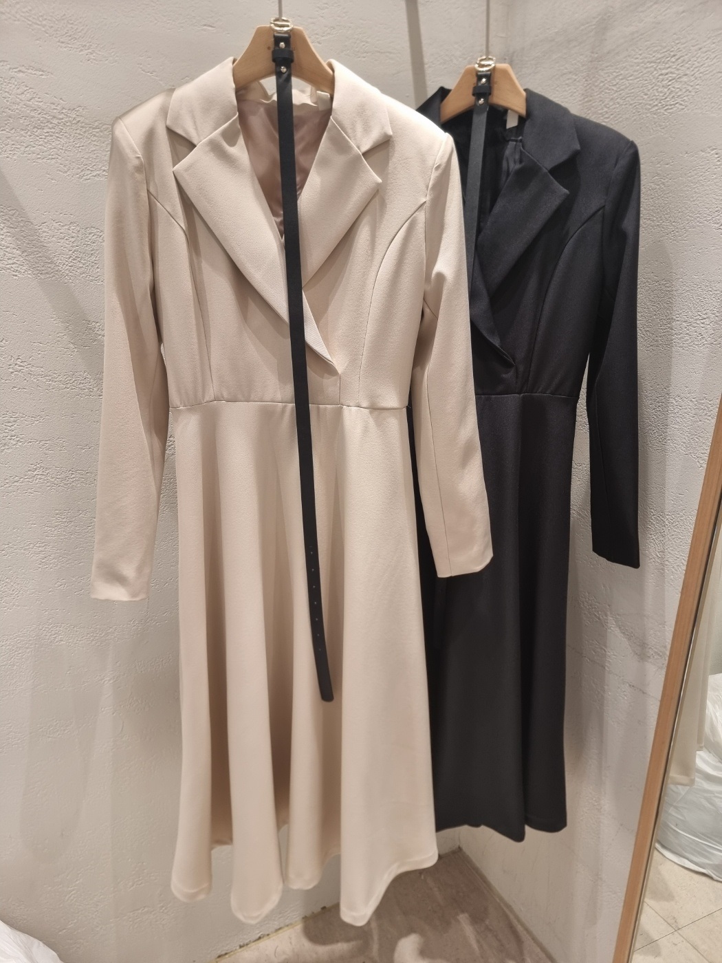 肩パッドオープンカラーラインラップ調ロング長袖フレアAライン無地ワンピースベルト付 | 詳細画像21