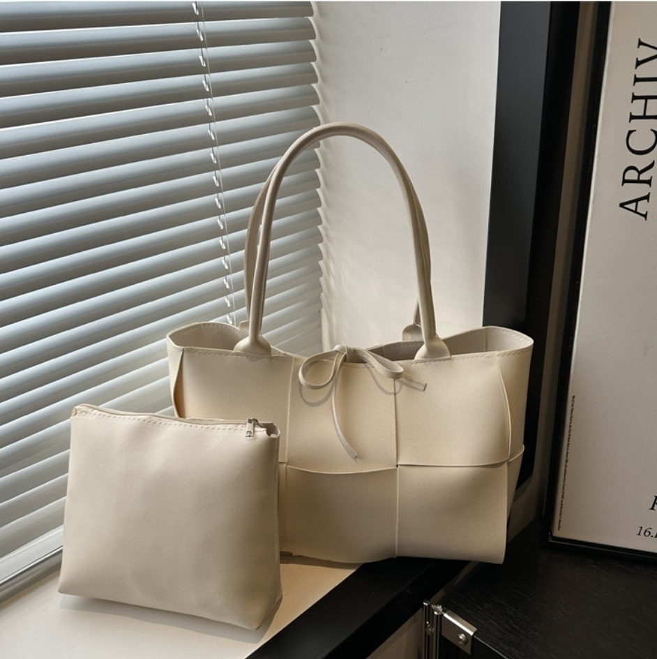 レザー調ストラップビッグトートバッグポーチ付 | 詳細画像10