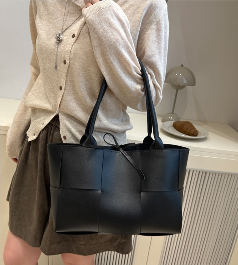 レザー調ストラップビッグトートバッグポーチ付 | 詳細画像2