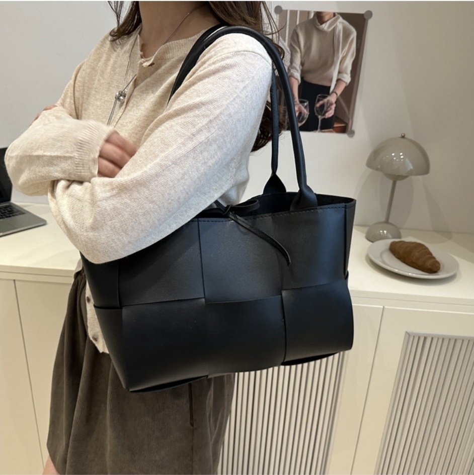 レザー調ストラップビッグトートバッグポーチ付 | 詳細画像3