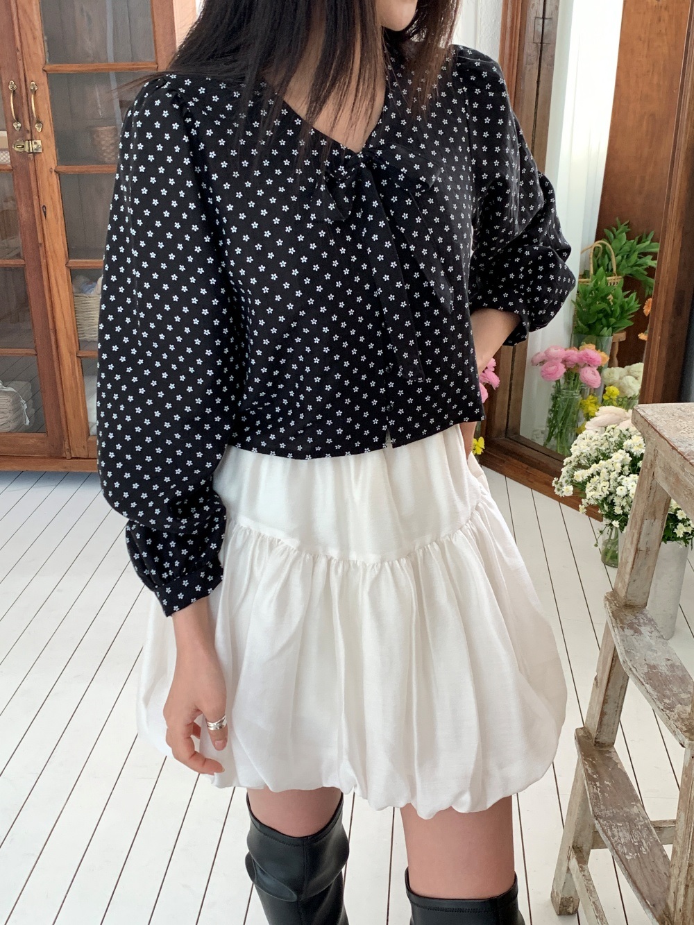 リボンボタンVネックシャーリングクロップド小花柄ブラウス | 詳細画像2