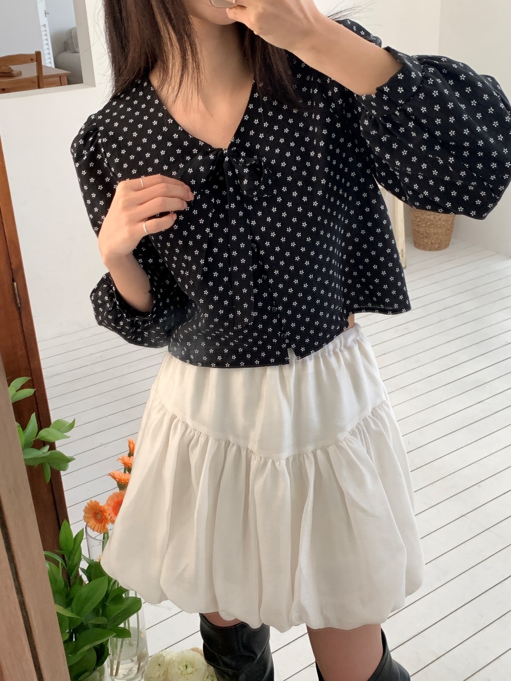 リボンボタンVネックシャーリングクロップド小花柄ブラウス | 詳細画像3