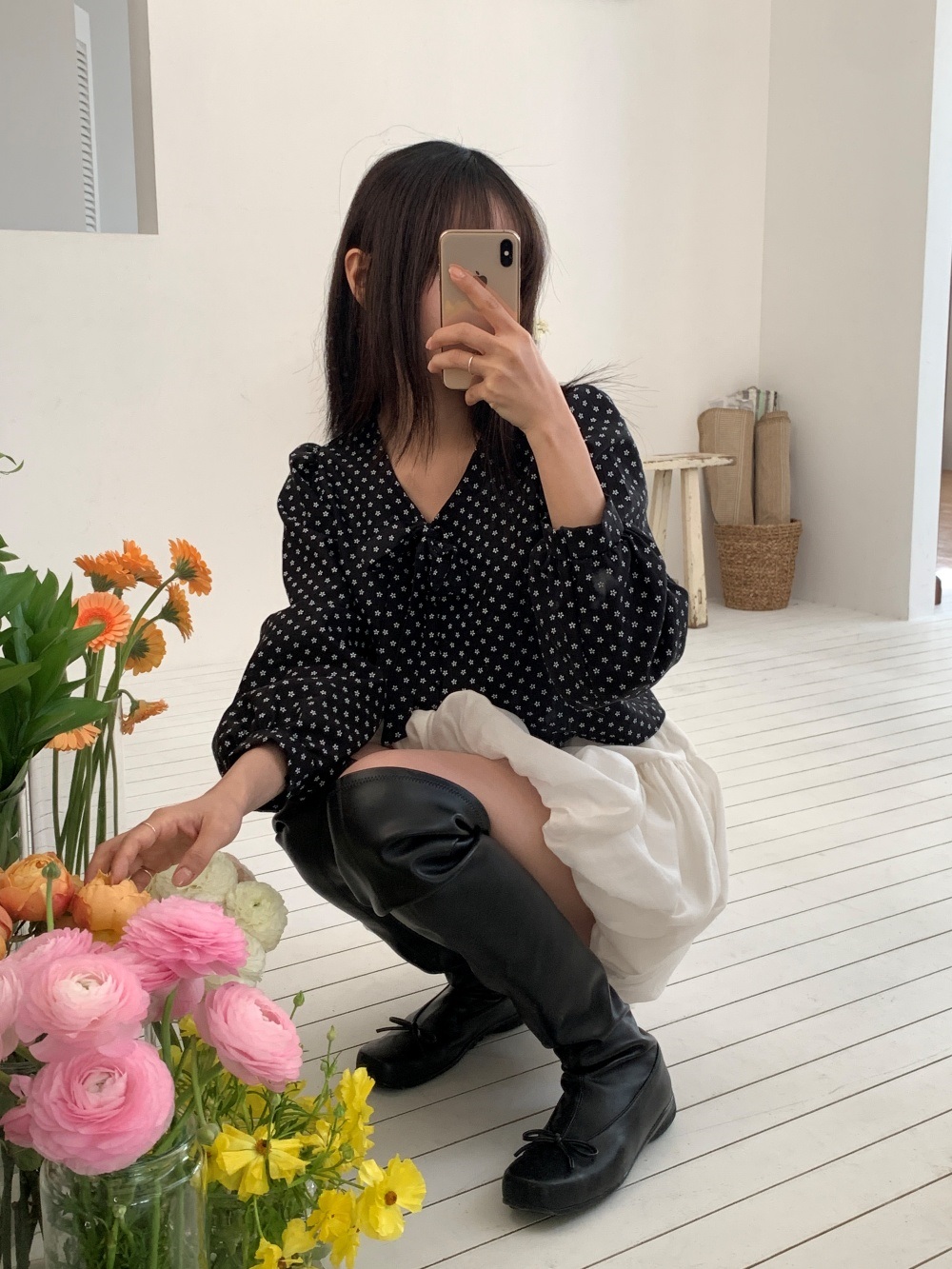 リボンボタンVネックシャーリングクロップド小花柄ブラウス | 詳細画像4