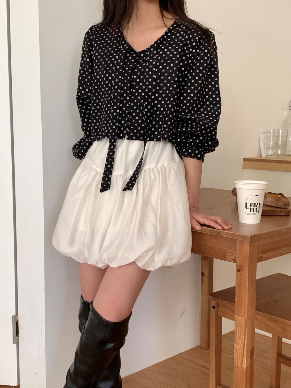 リボンボタンVネックシャーリングクロップド小花柄ブラウス | 詳細画像5