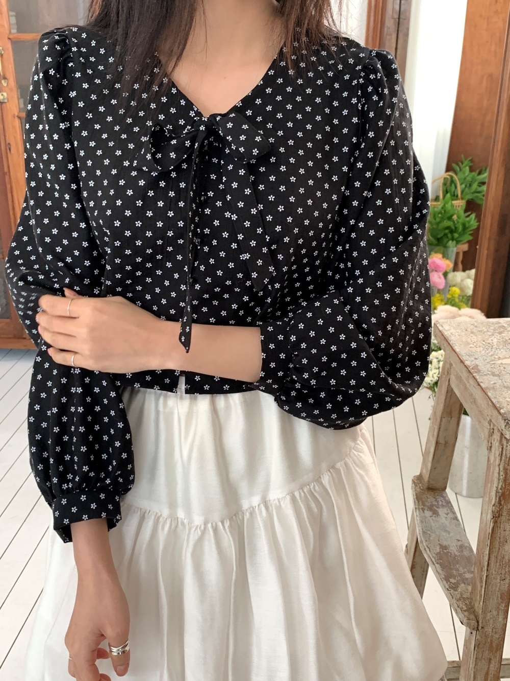 リボンボタンVネックシャーリングクロップド小花柄ブラウス | 詳細画像7