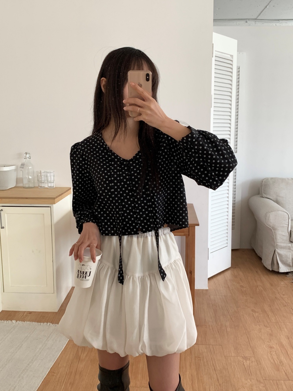 リボンボタンVネックシャーリングクロップド小花柄ブラウス | 詳細画像8