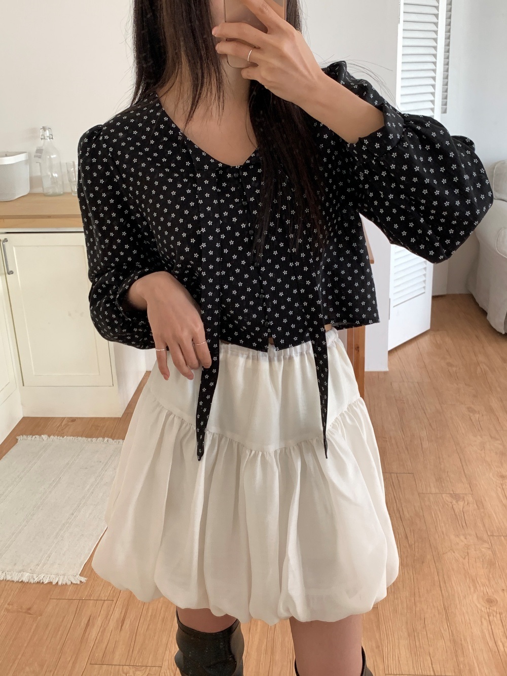 リボンボタンVネックシャーリングクロップド小花柄ブラウス | 詳細画像9