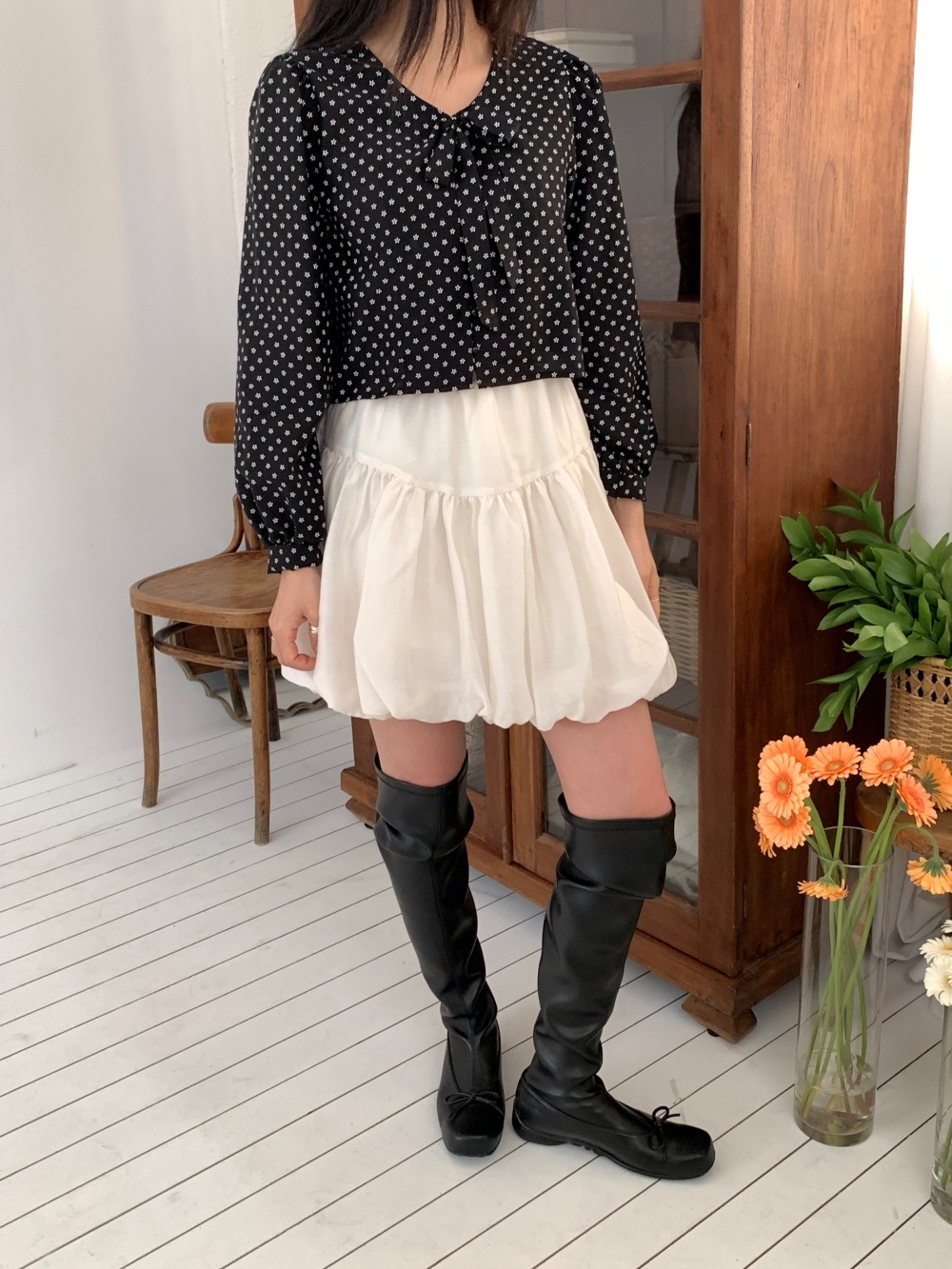 リボンボタンVネックシャーリングクロップド小花柄ブラウス | 詳細画像12