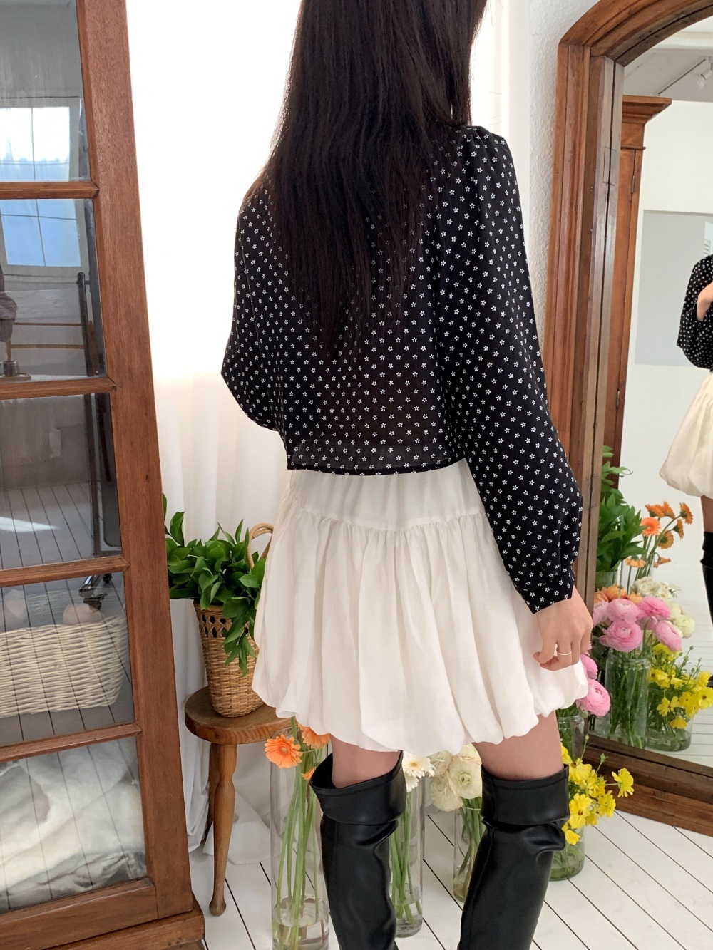 リボンボタンVネックシャーリングクロップド小花柄ブラウス | 詳細画像13