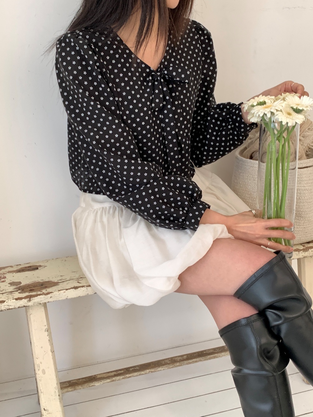 リボンボタンVネックシャーリングクロップド小花柄ブラウス | 詳細画像14