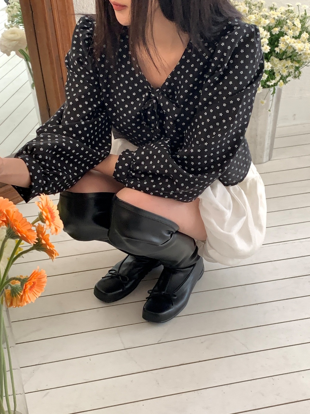 リボンボタンVネックシャーリングクロップド小花柄ブラウス | 詳細画像15