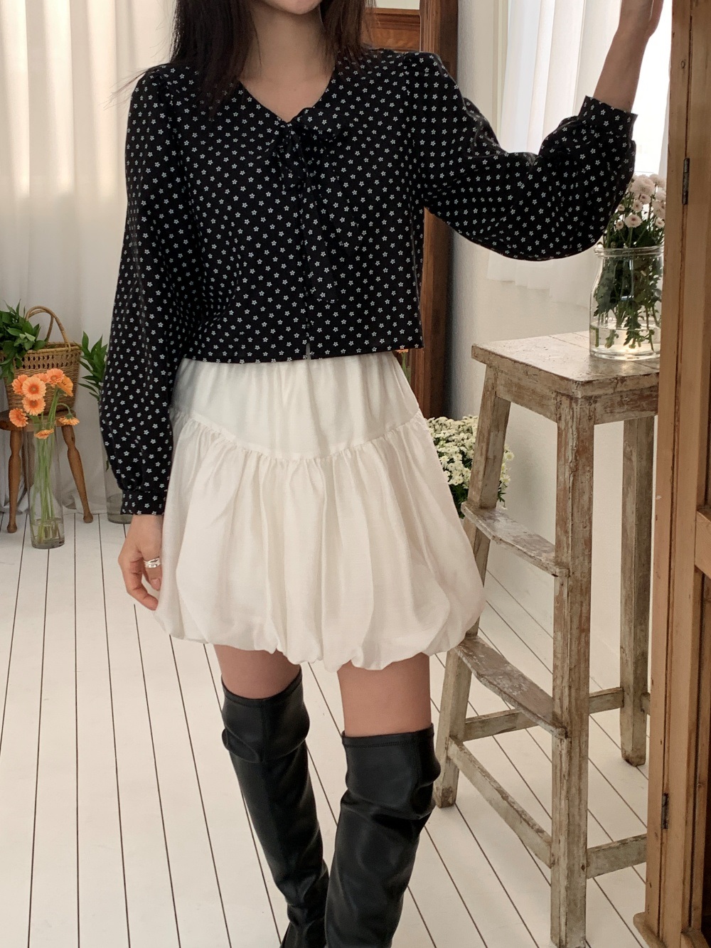 リボンボタンVネックシャーリングクロップド小花柄ブラウス | 詳細画像16