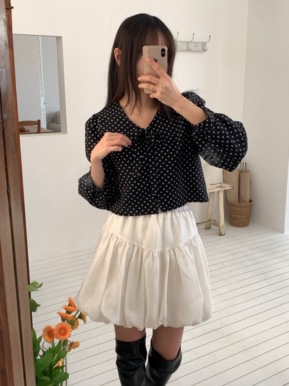 リボンボタンVネックシャーリングクロップド小花柄ブラウス | 詳細画像17