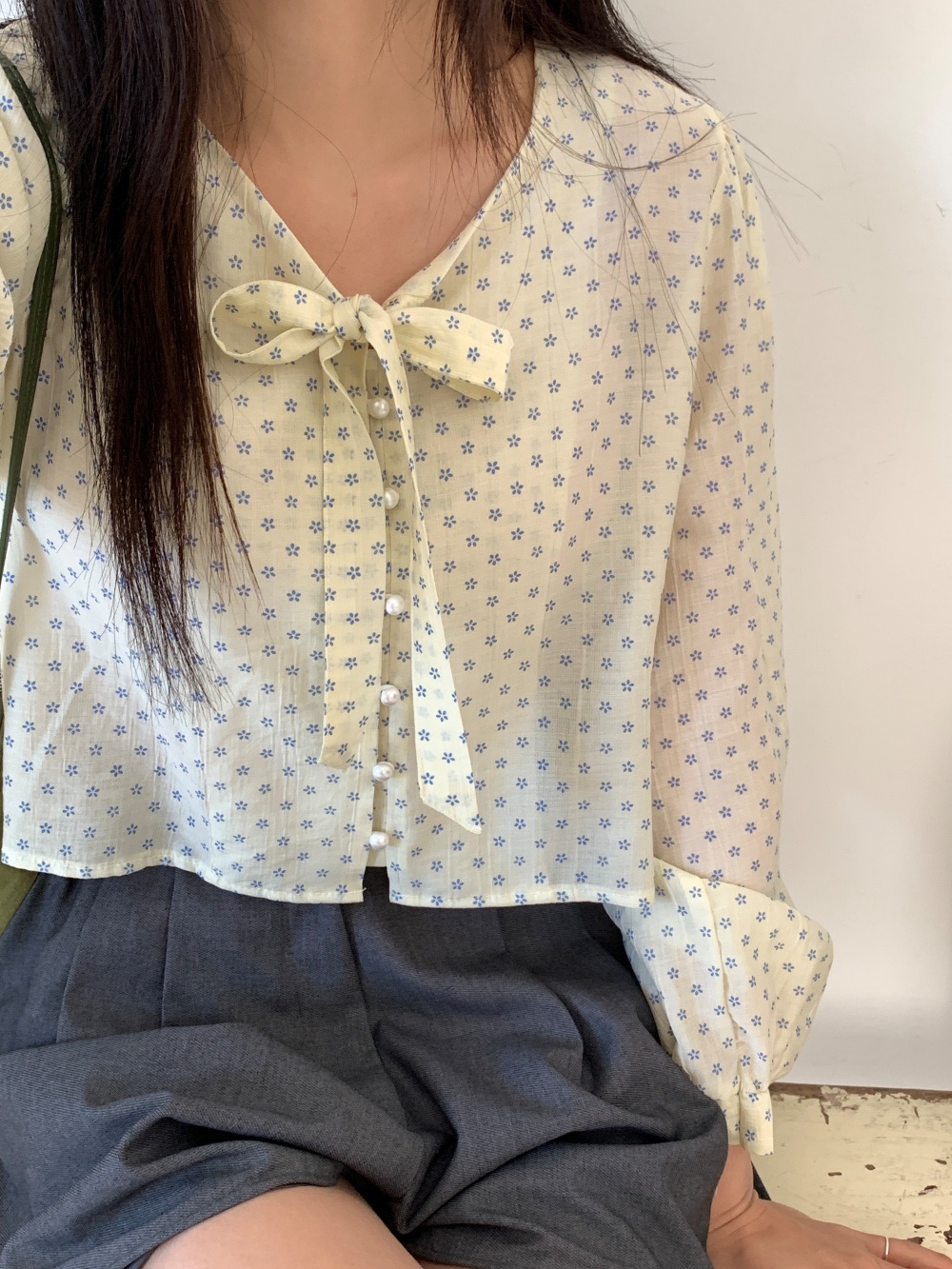 リボンボタンVネックシャーリングクロップド小花柄ブラウス | 詳細画像18