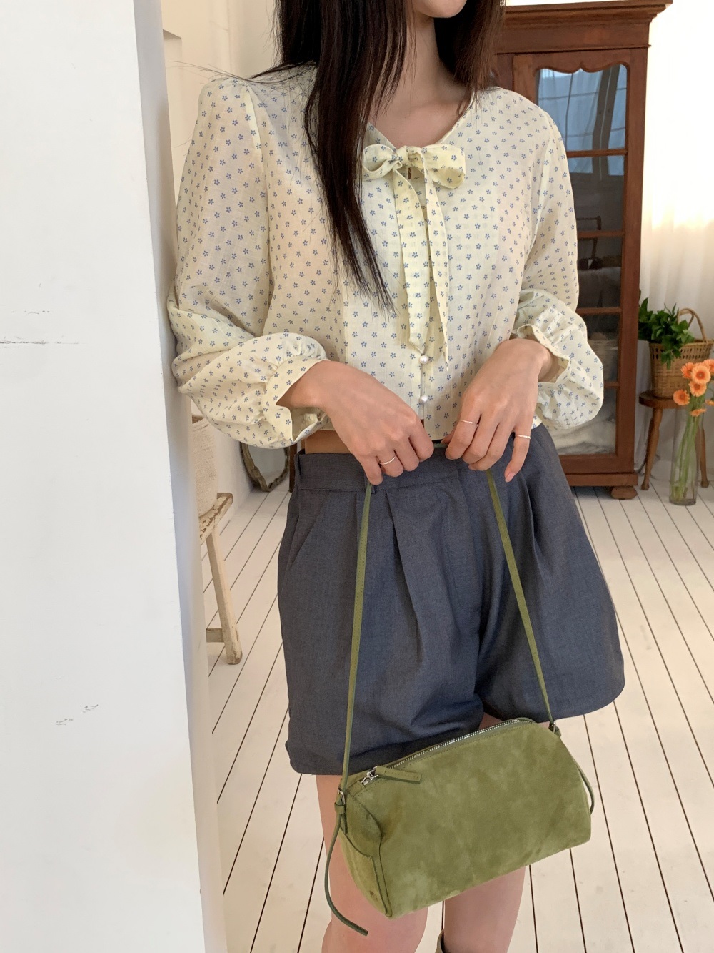 リボンボタンVネックシャーリングクロップド小花柄ブラウス | 詳細画像19