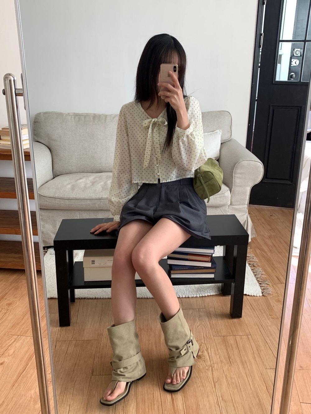 リボンボタンVネックシャーリングクロップド小花柄ブラウス | 詳細画像20