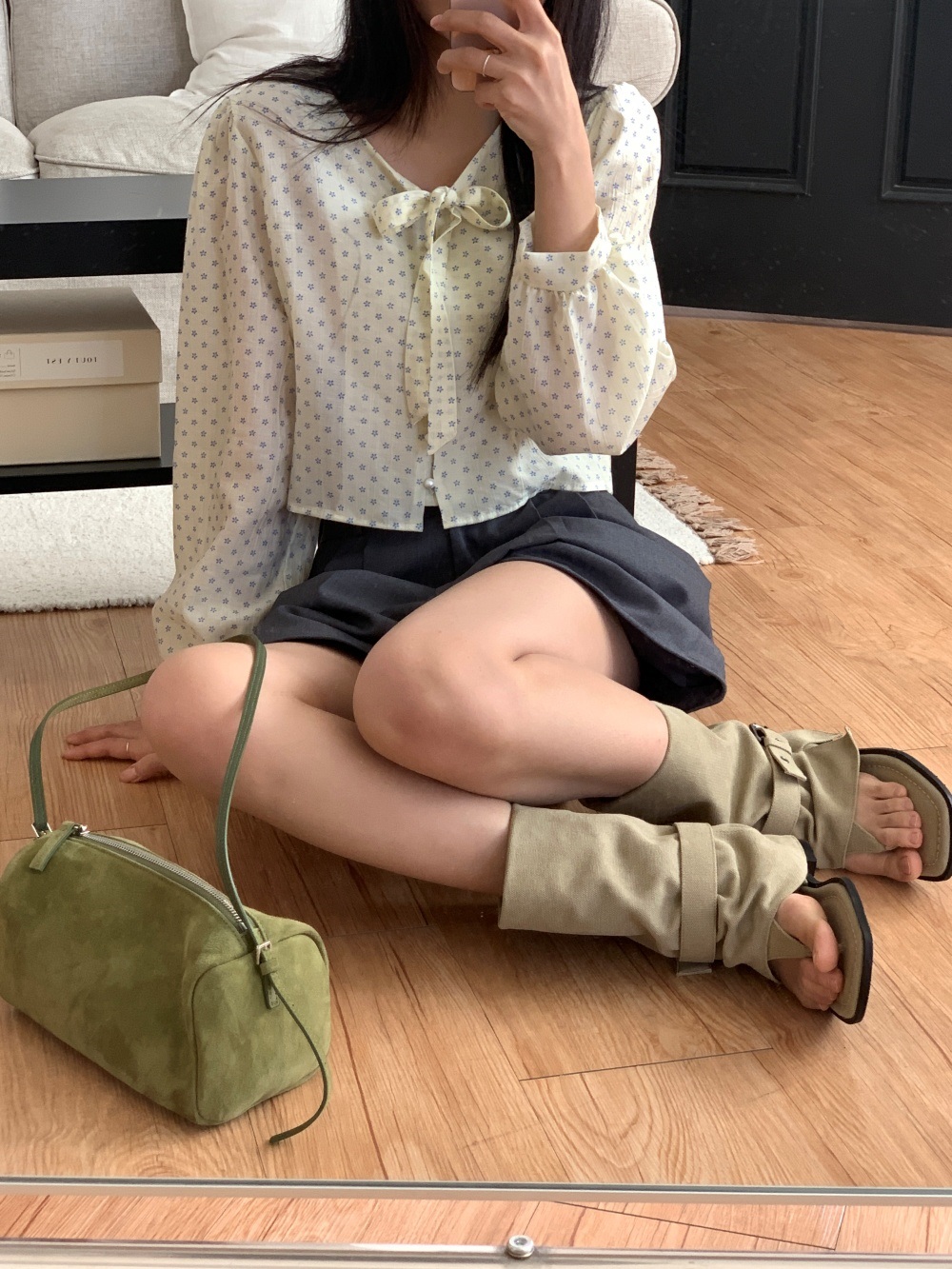 リボンボタンVネックシャーリングクロップド小花柄ブラウス | 詳細画像21