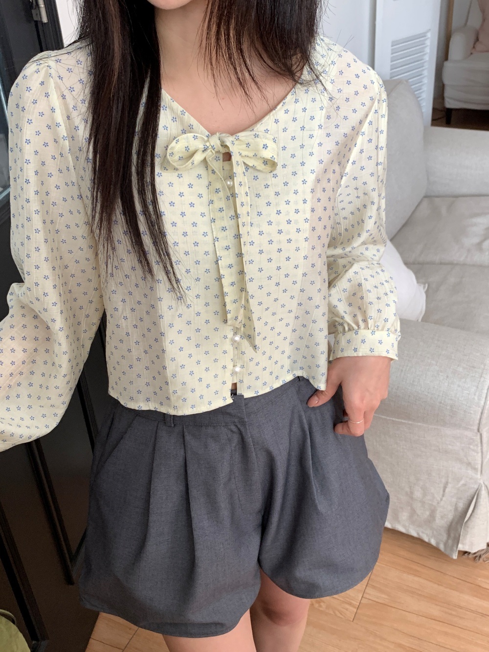 リボンボタンVネックシャーリングクロップド小花柄ブラウス | 詳細画像22