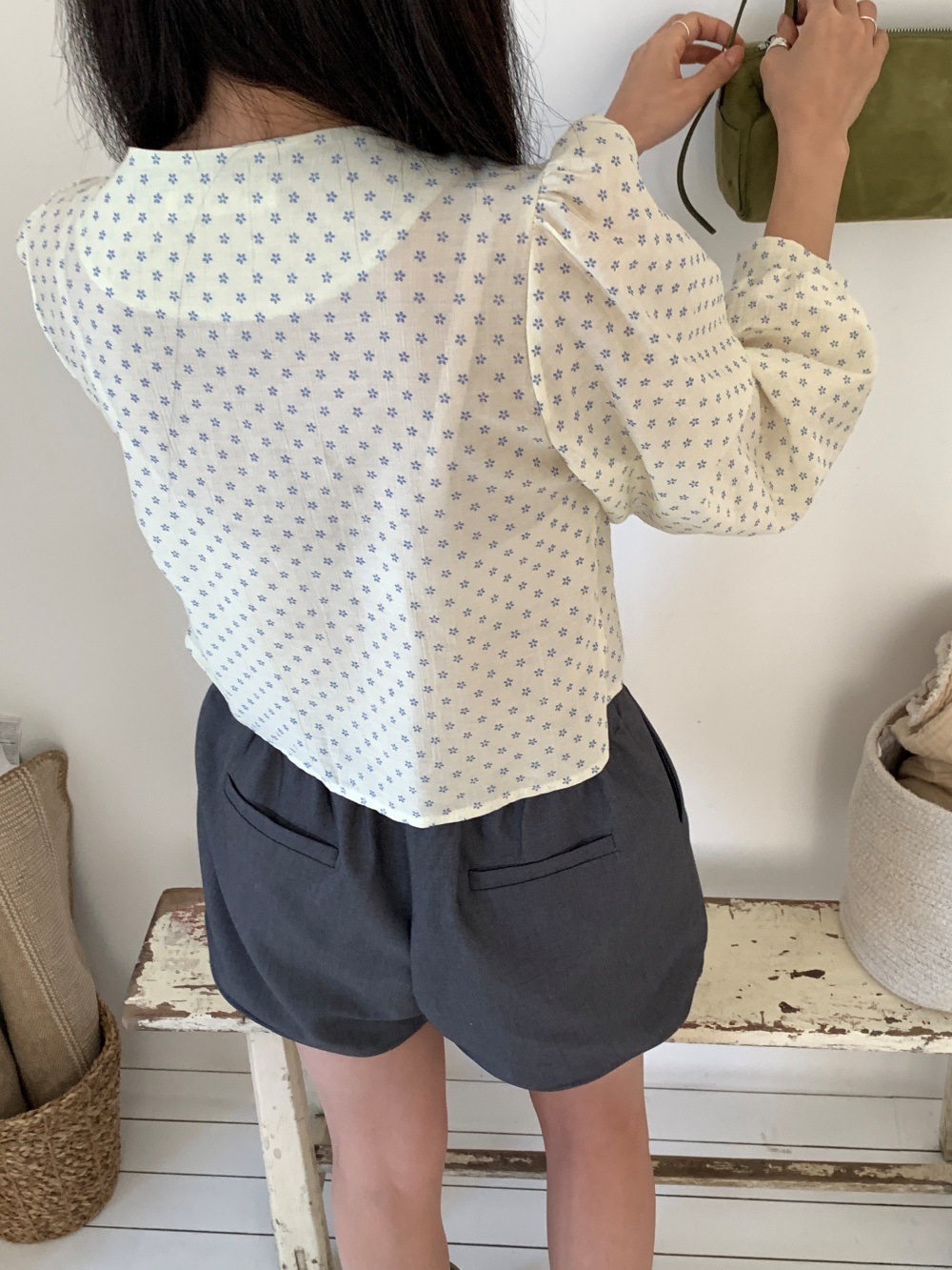 リボンボタンVネックシャーリングクロップド小花柄ブラウス | 詳細画像23