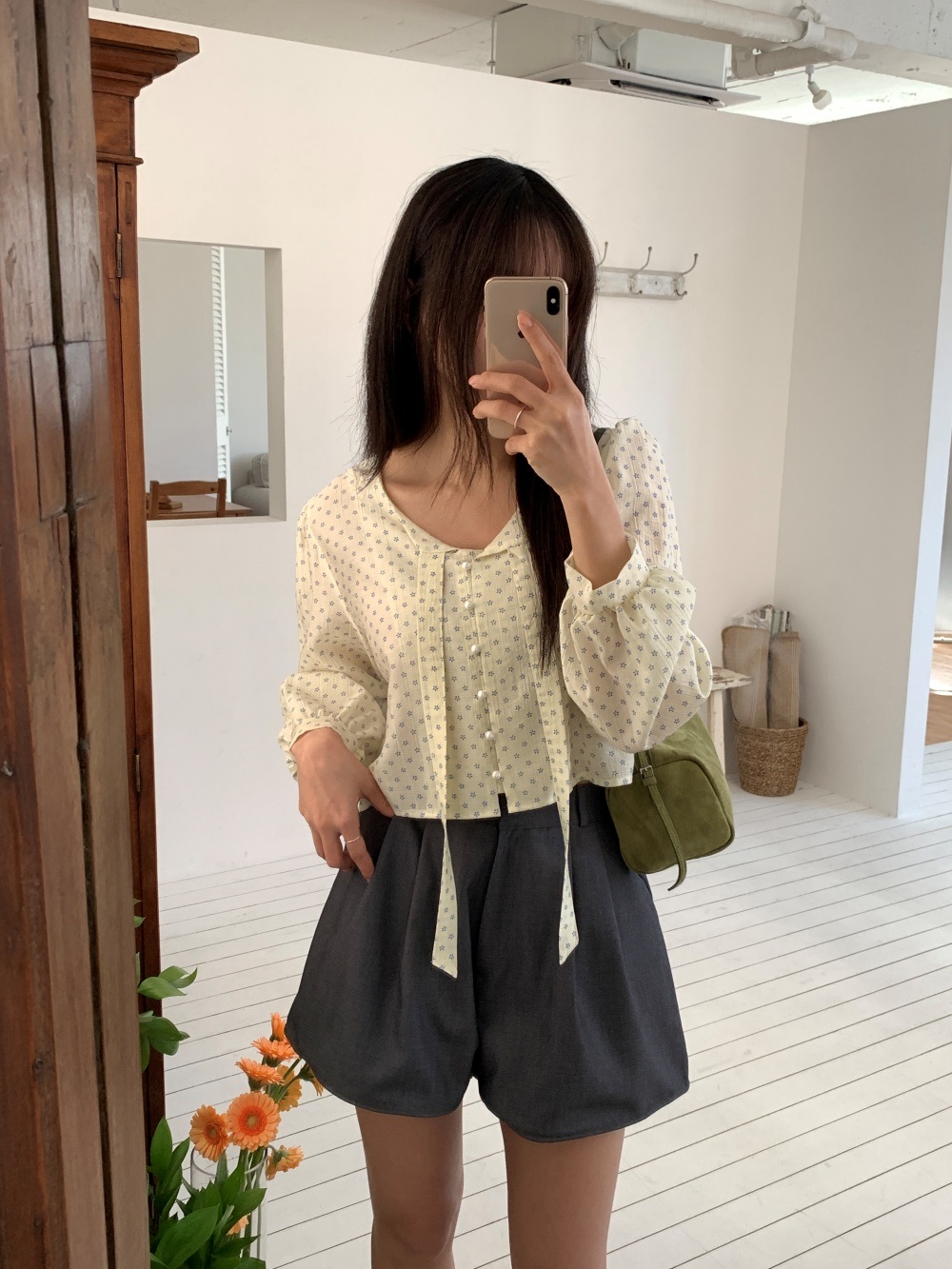 リボンボタンVネックシャーリングクロップド小花柄ブラウス | 詳細画像24